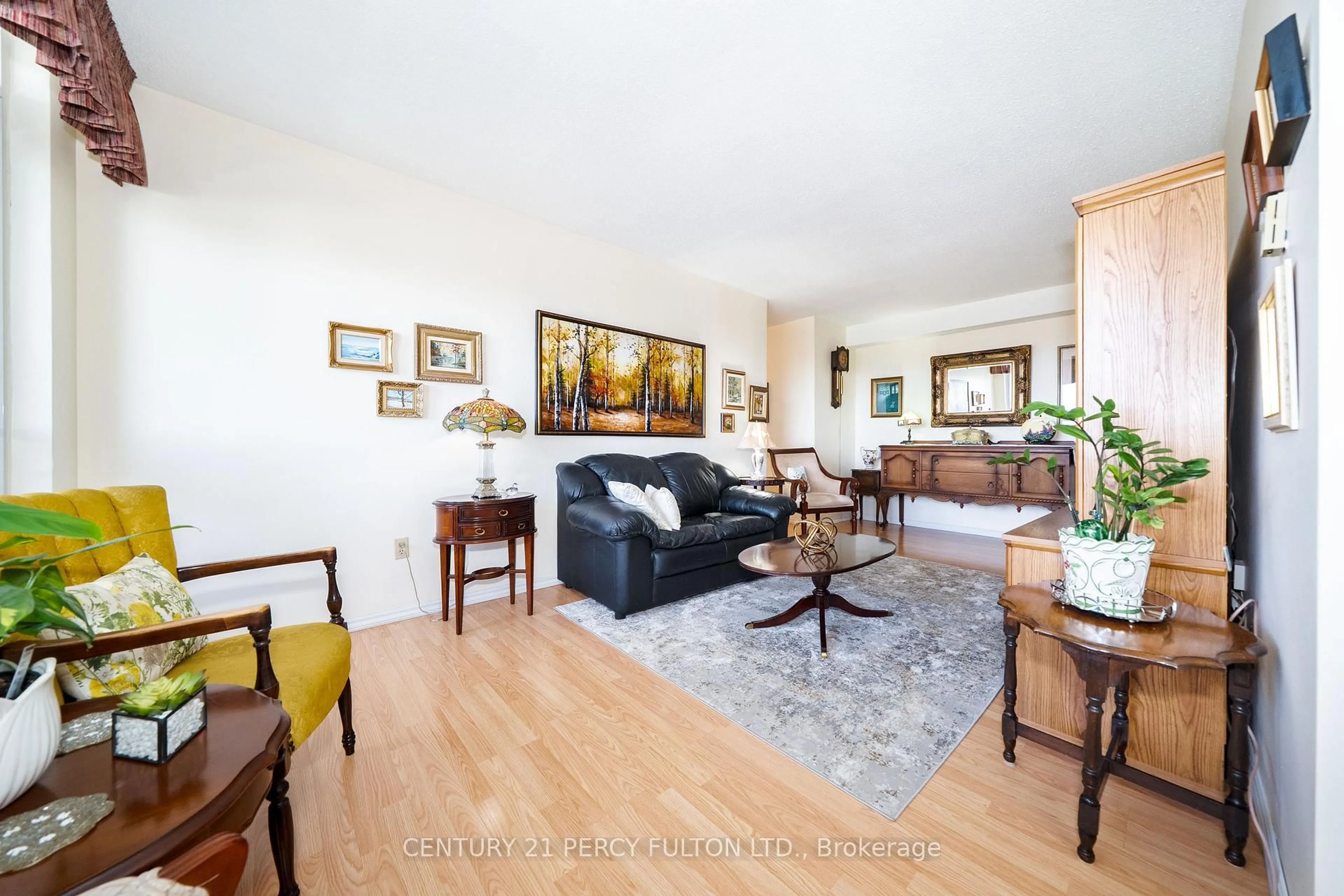 Living room with furniture, wood/laminate floor for 1350 York Mills Rd #2006, Toronto Ontario M3A 2A1