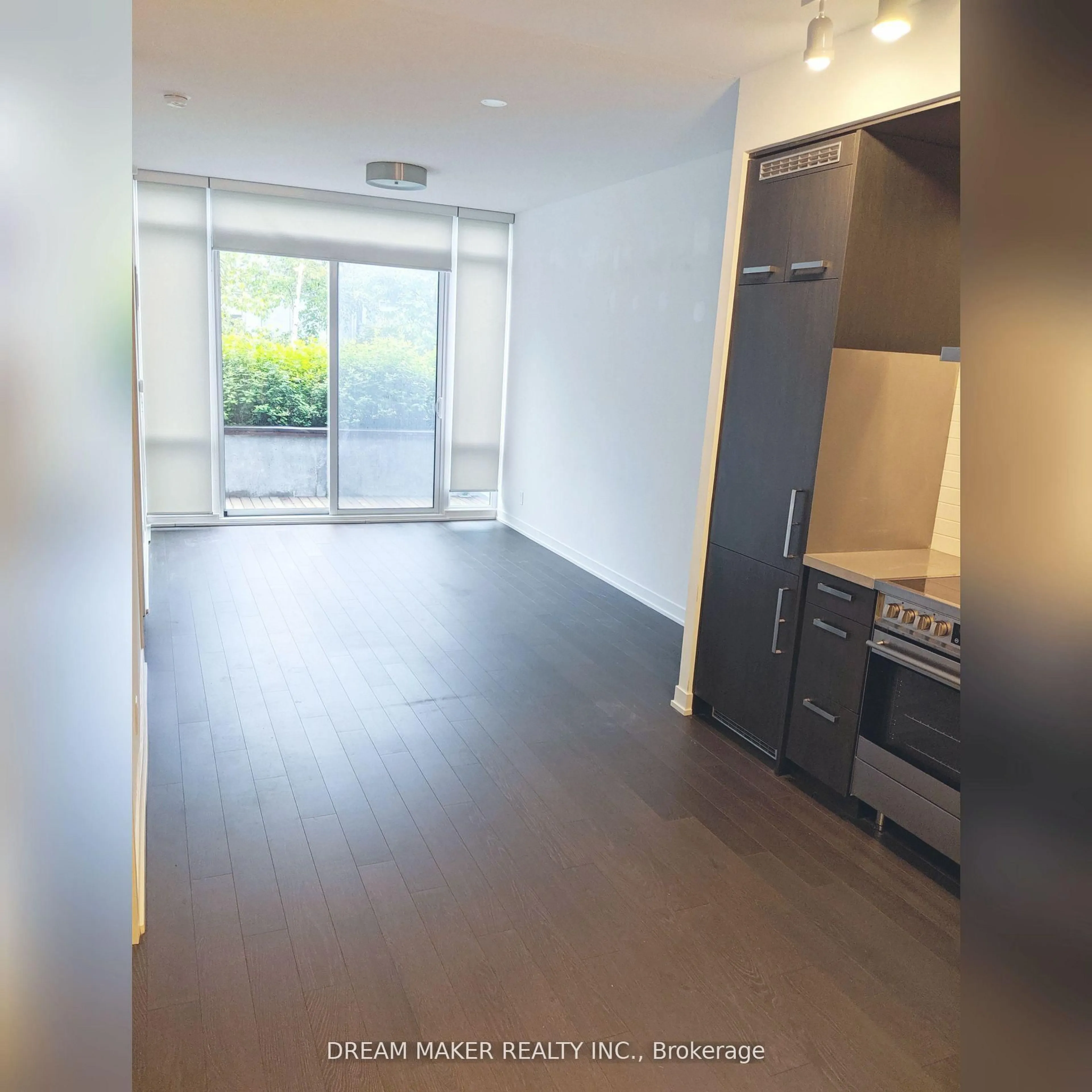 A pic of a room for 455 Front St #4, Toronto Ontario M5A 0G2