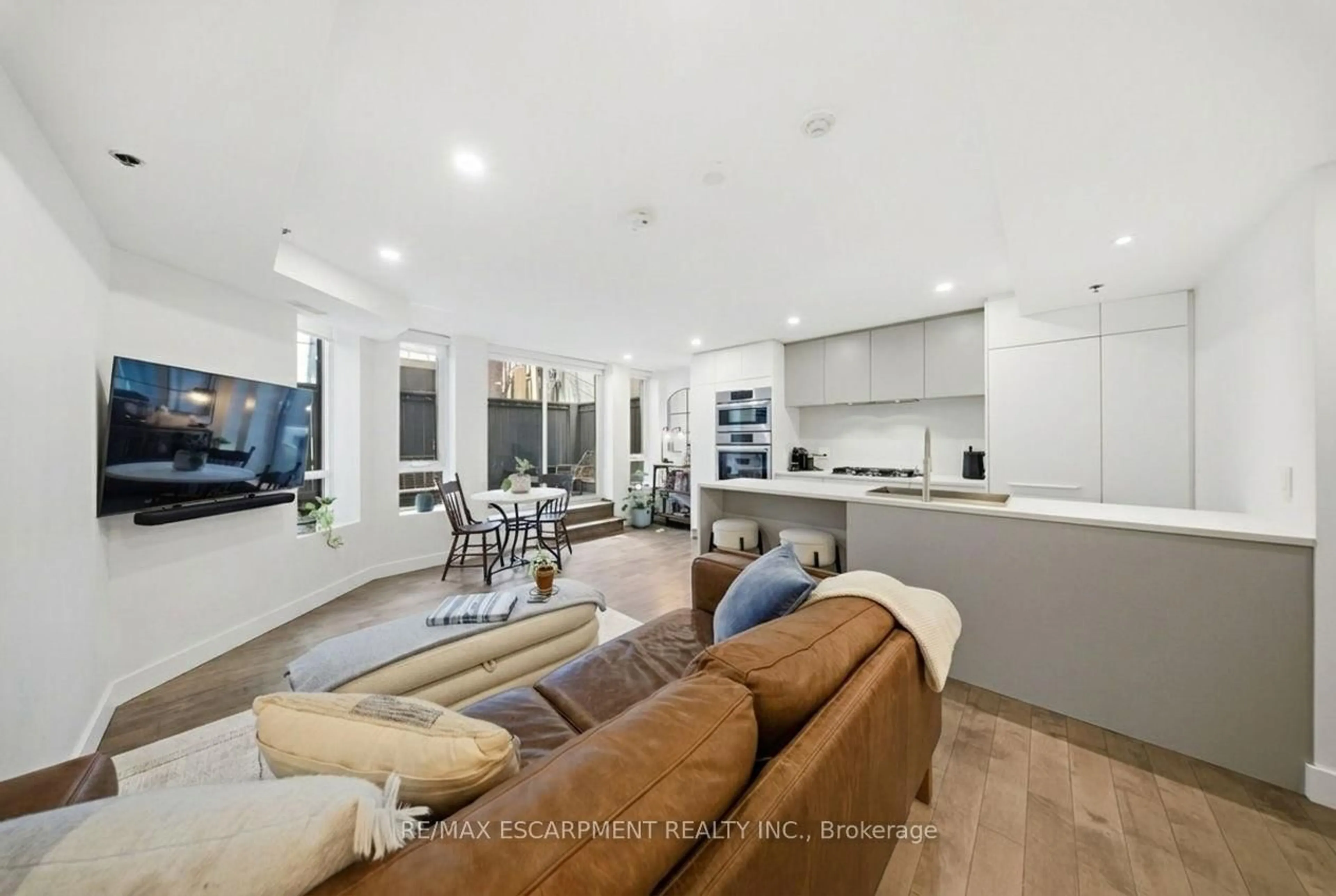 Open concept kitchen, unknown for 127 Queen St #TH1, Toronto Ontario M5C 1S3