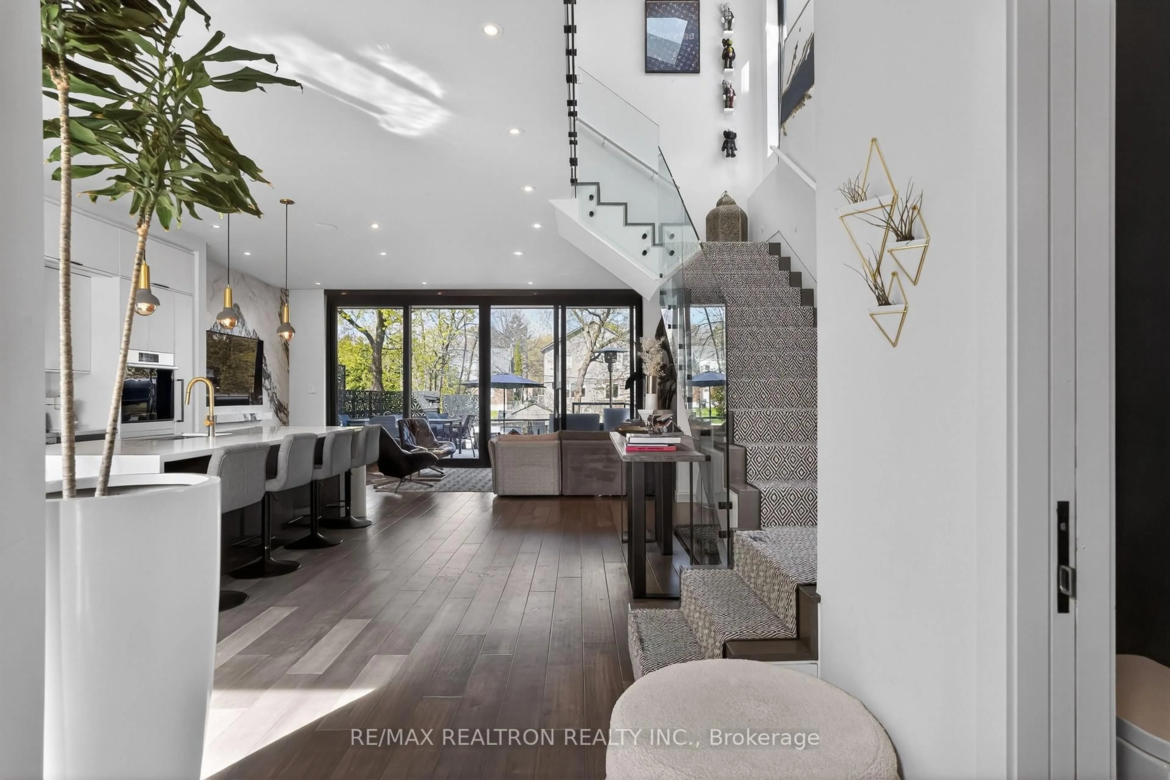 Indoor entryway for 17 Lynnhaven Rd, Toronto Ontario M6A 2K7