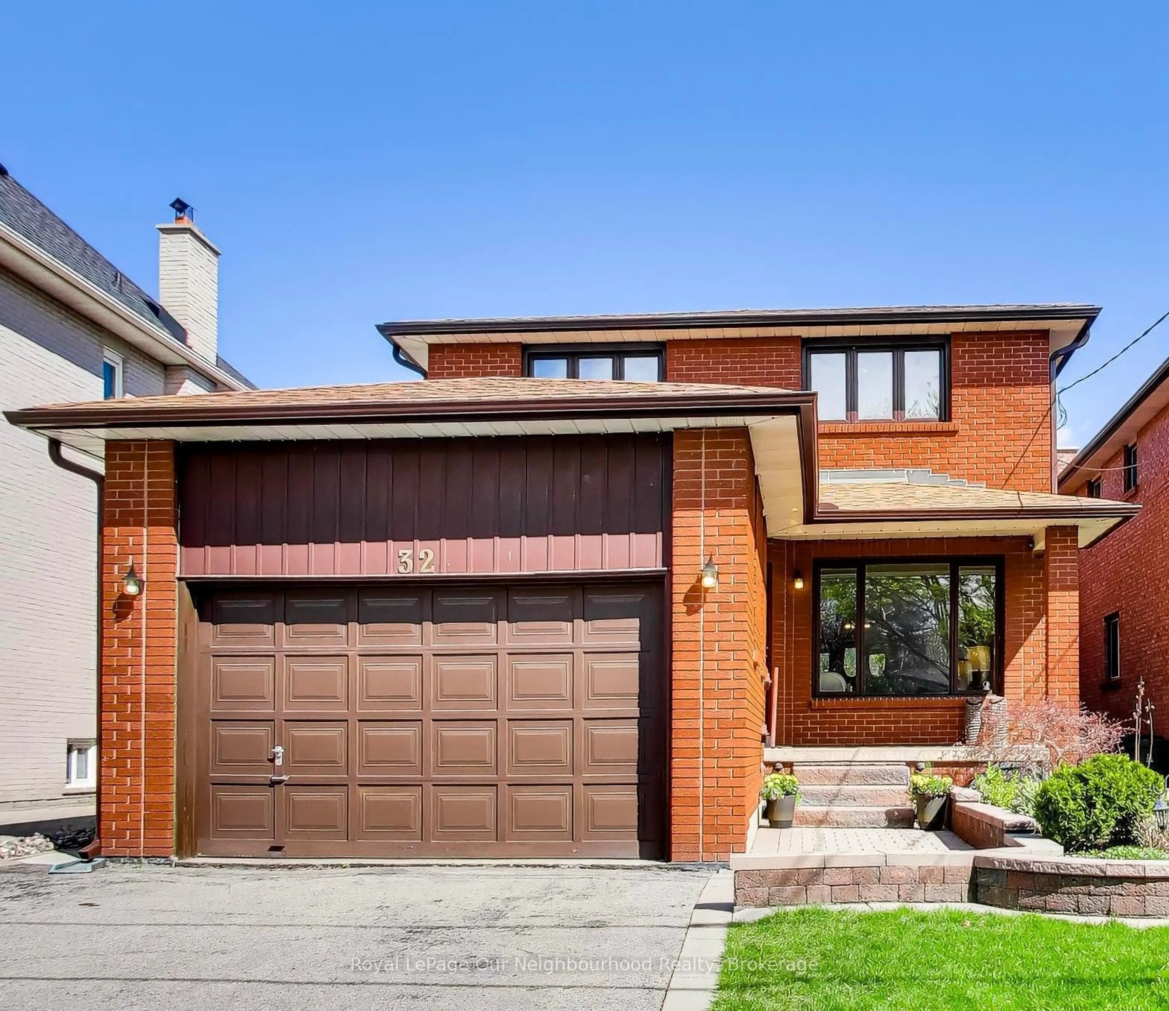 Home with brick exterior material, street for 32 Madawaska Ave, Toronto Ontario M2M 2P9