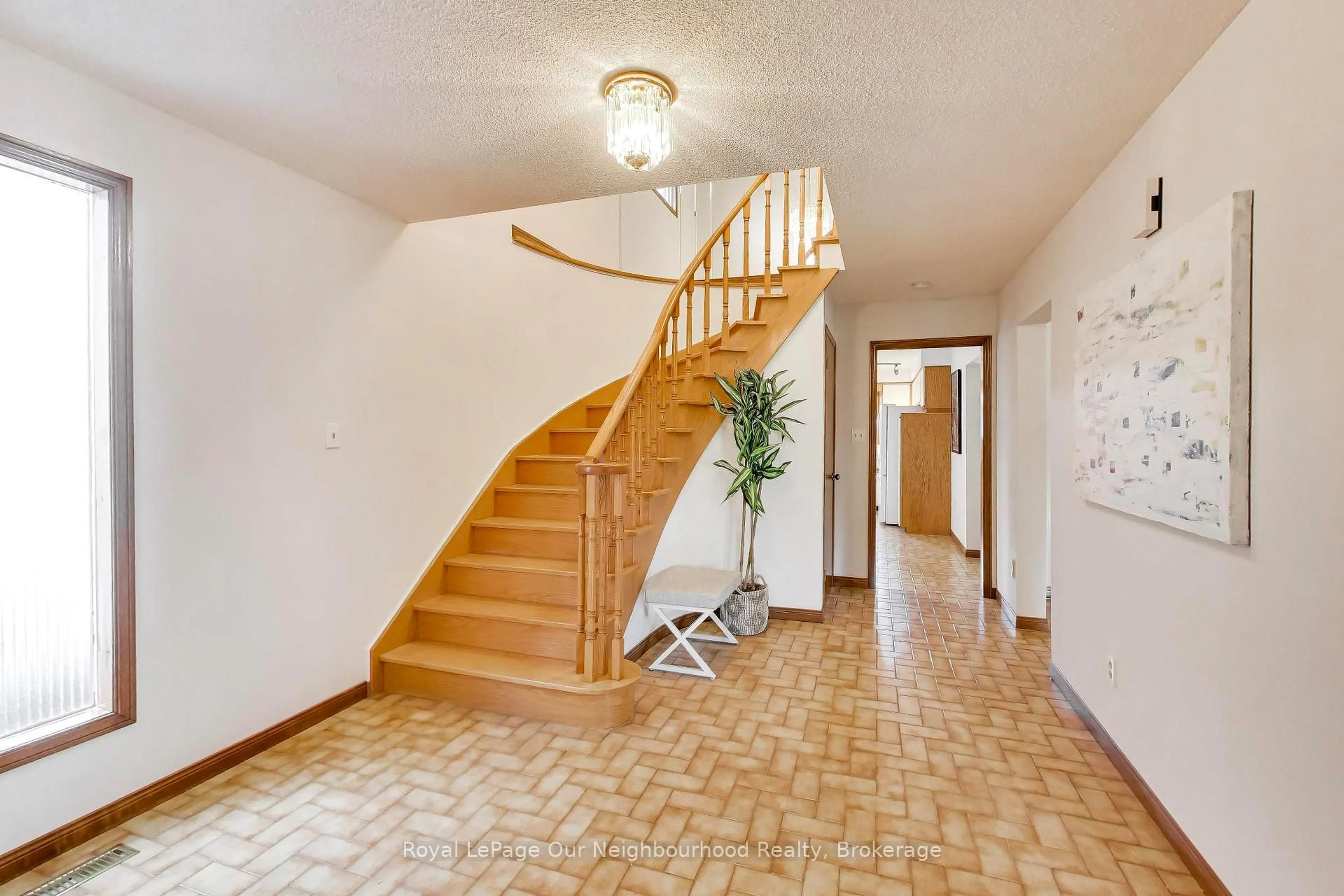 Indoor foyer for 32 Madawaska Ave, Toronto Ontario M2M 2P9