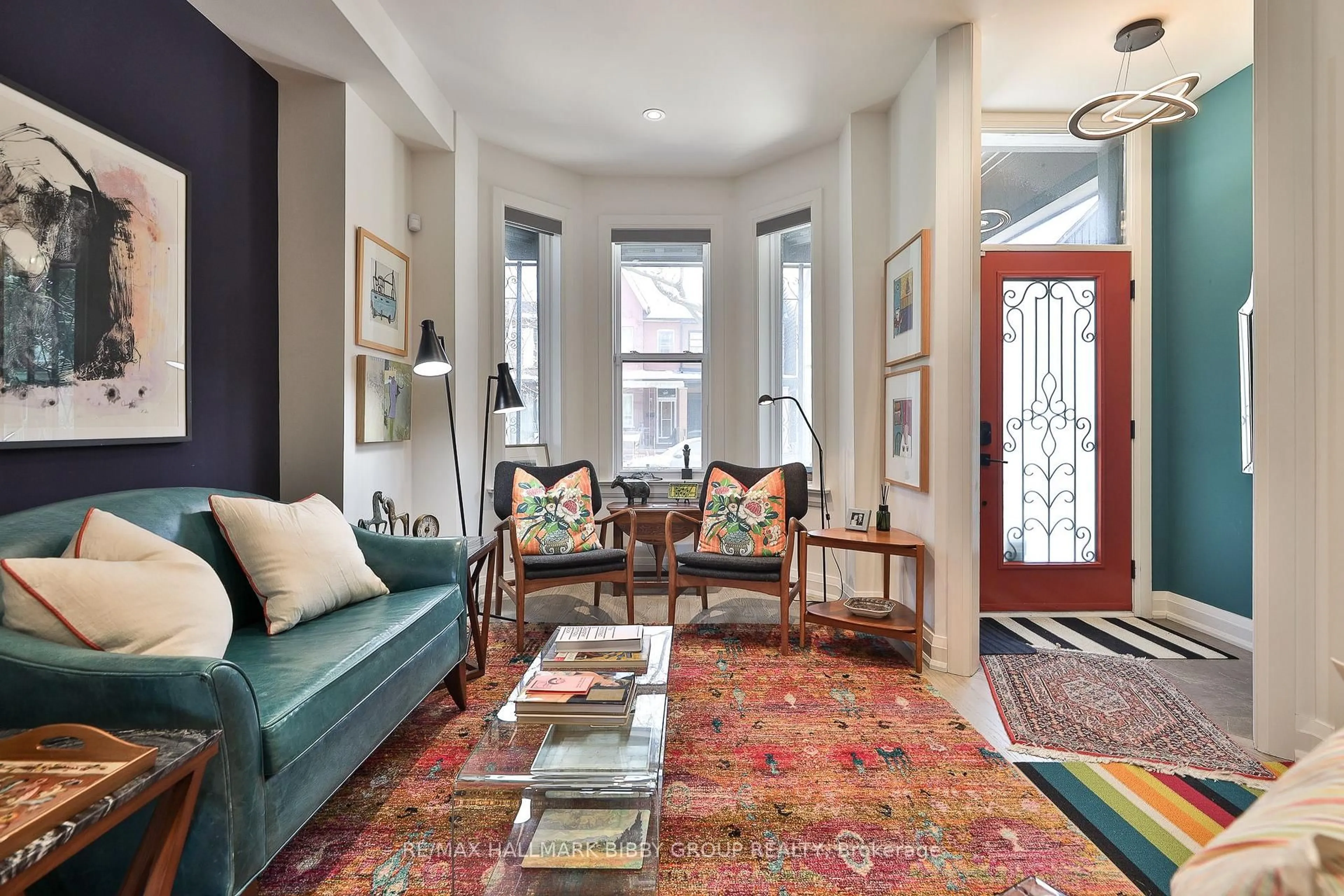 Living room with furniture, carpet floor for 258 Palmerston Ave, Toronto Ontario M6J 2J4
