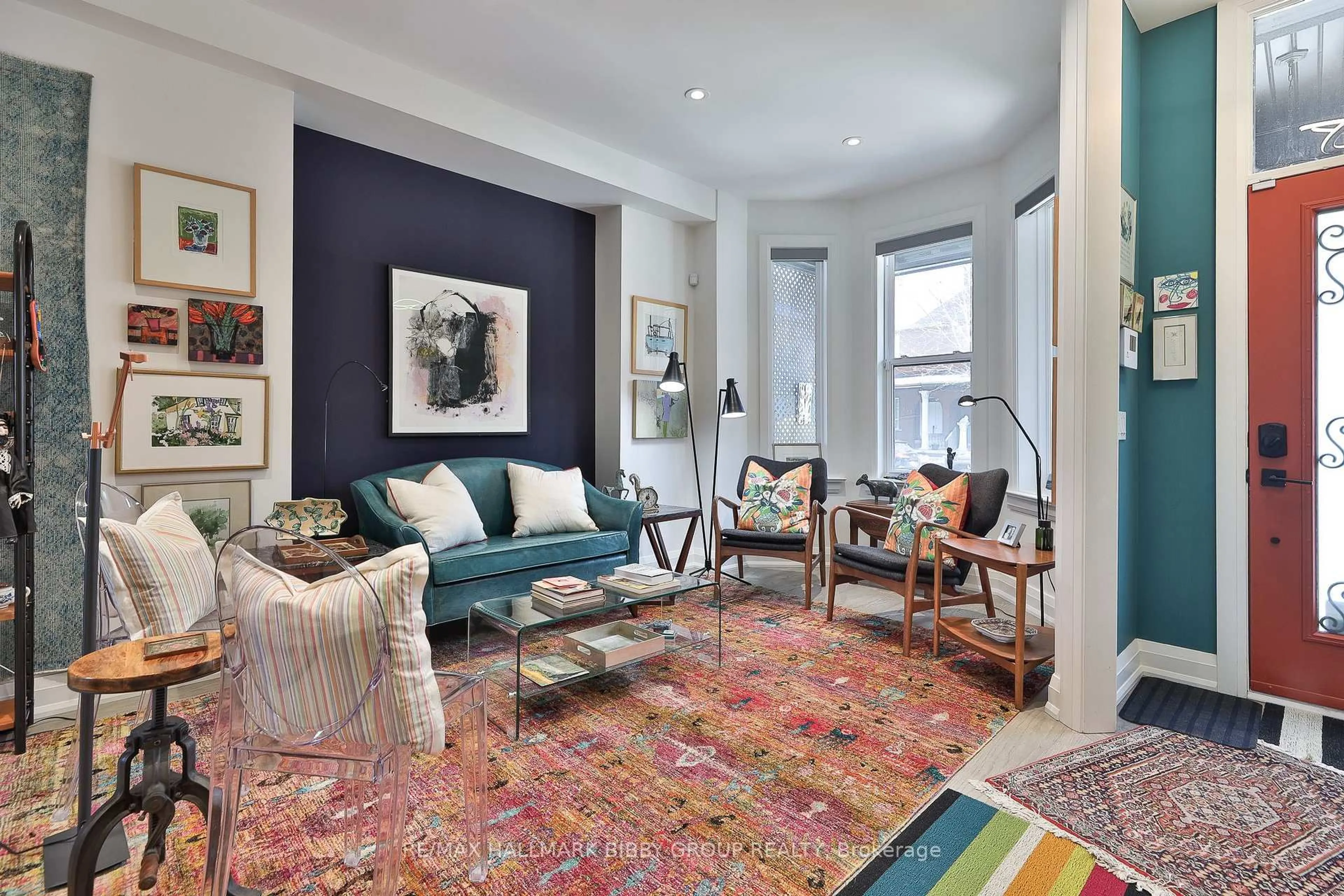 Living room with furniture, carpet floor for 258 Palmerston Ave, Toronto Ontario M6J 2J4
