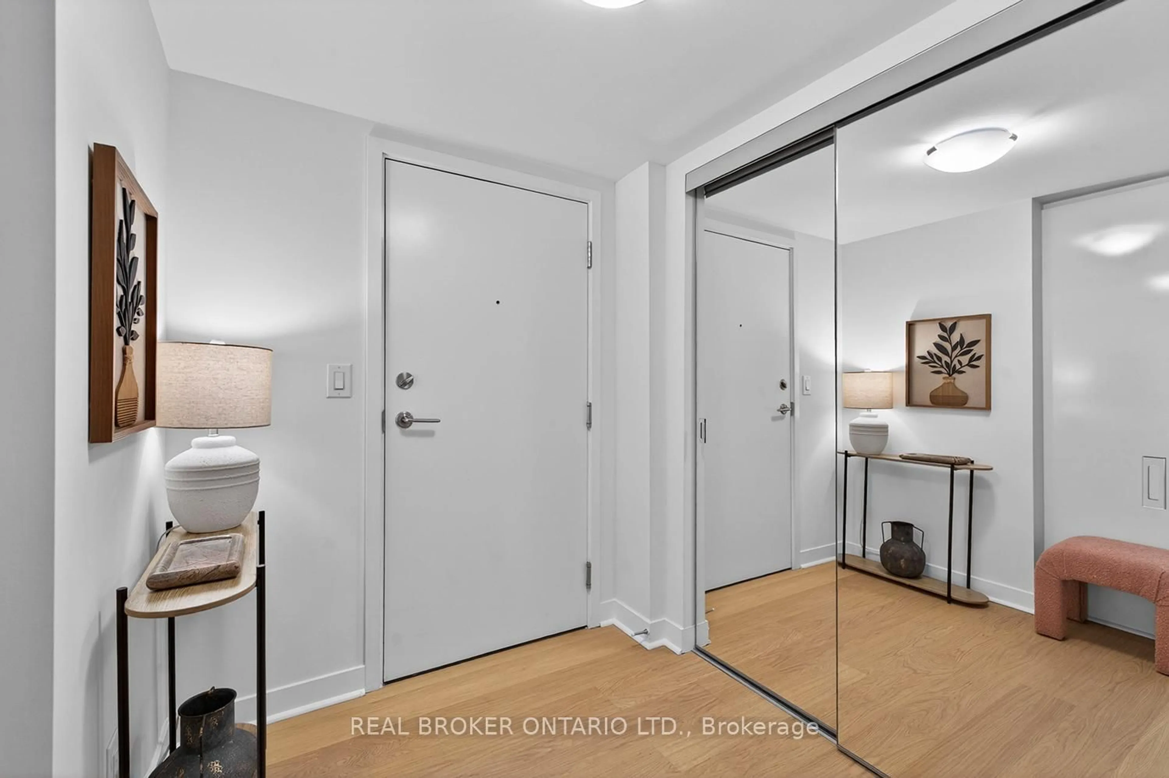 Indoor entryway for 295 Adelaide St #306, Toronto Ontario M5V 0L4