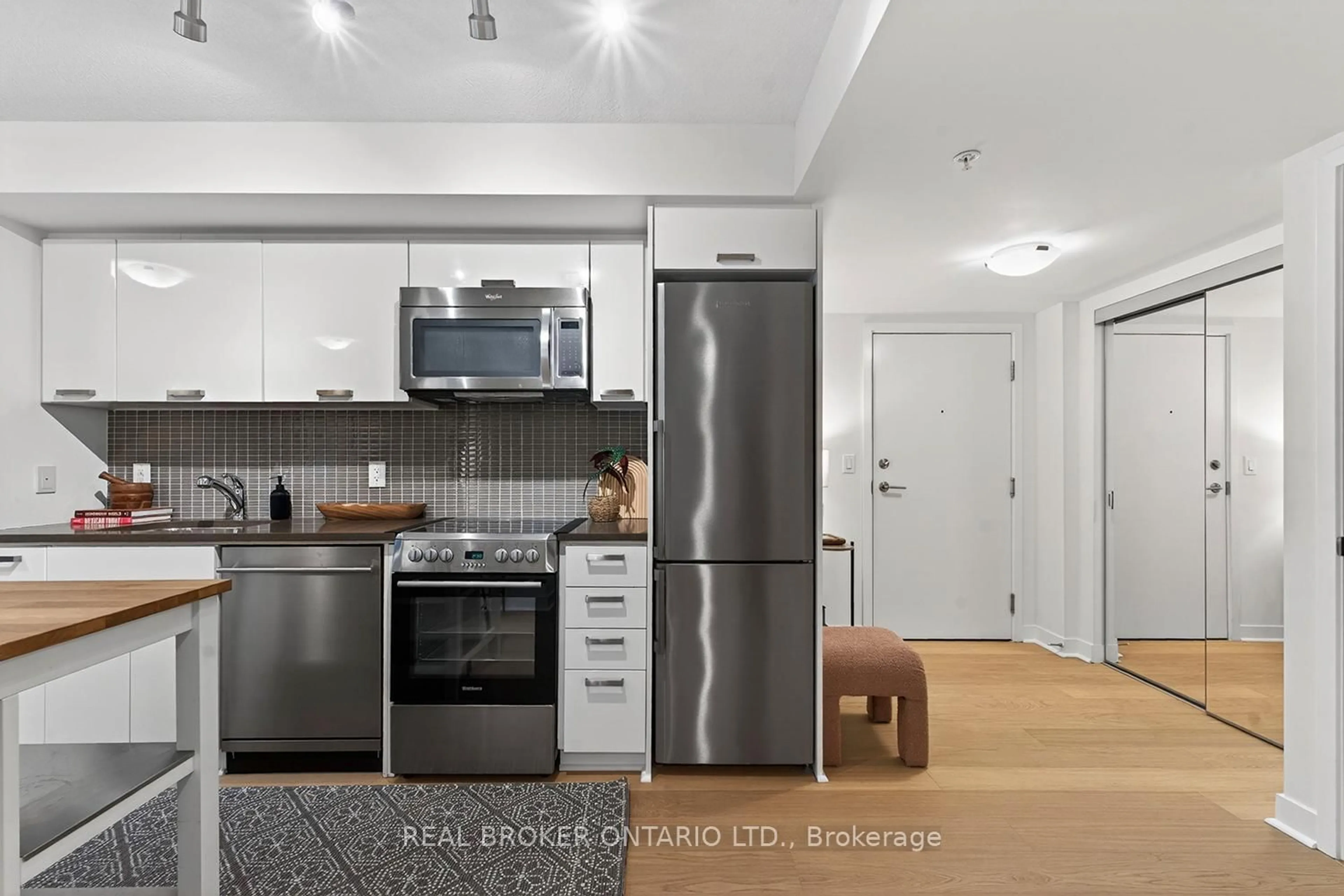 Standard kitchen, unknown for 295 Adelaide St #306, Toronto Ontario M5V 0L4