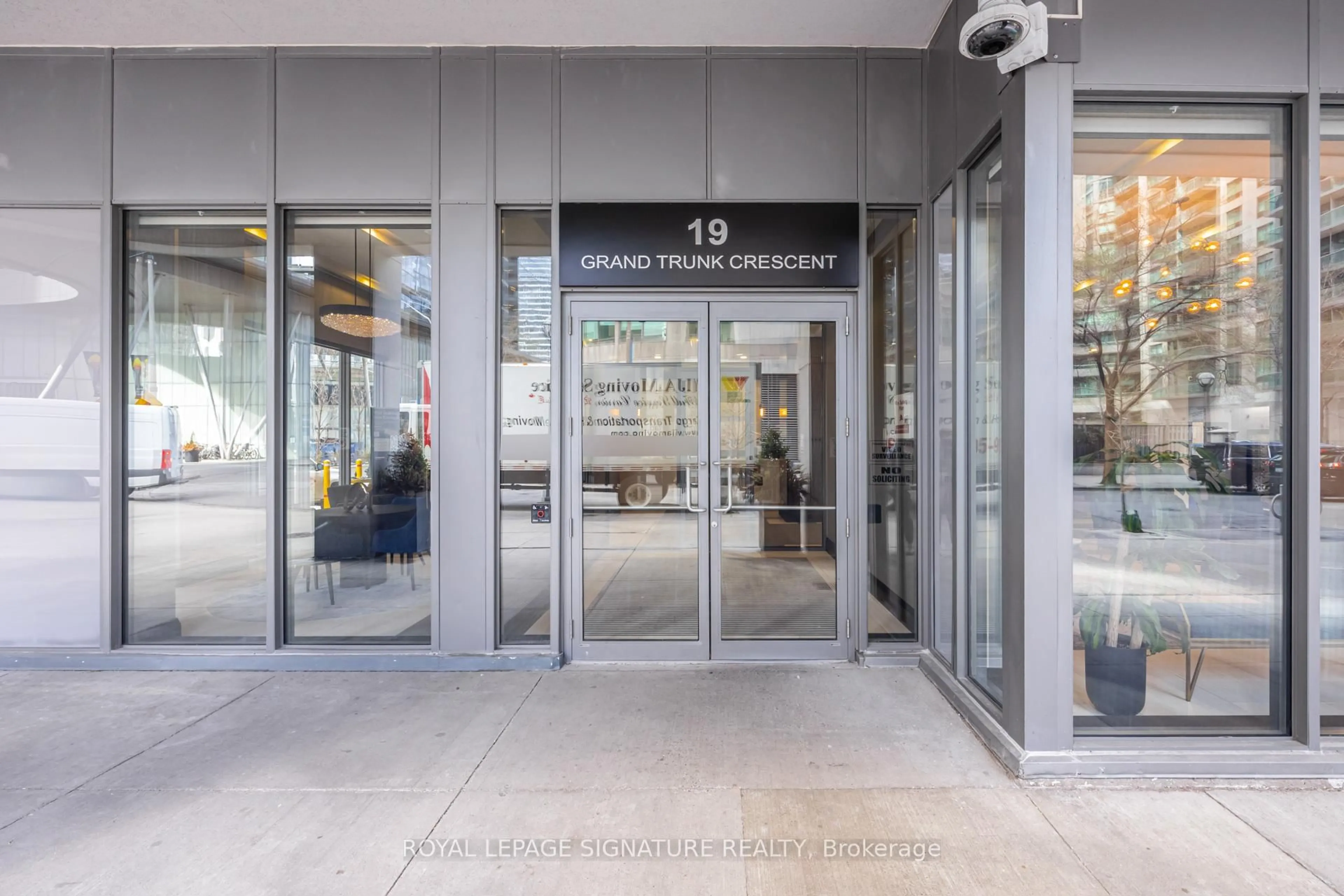 Indoor foyer for 19 Grand Trunk Cres #2103, Toronto Ontario M5J 3A3