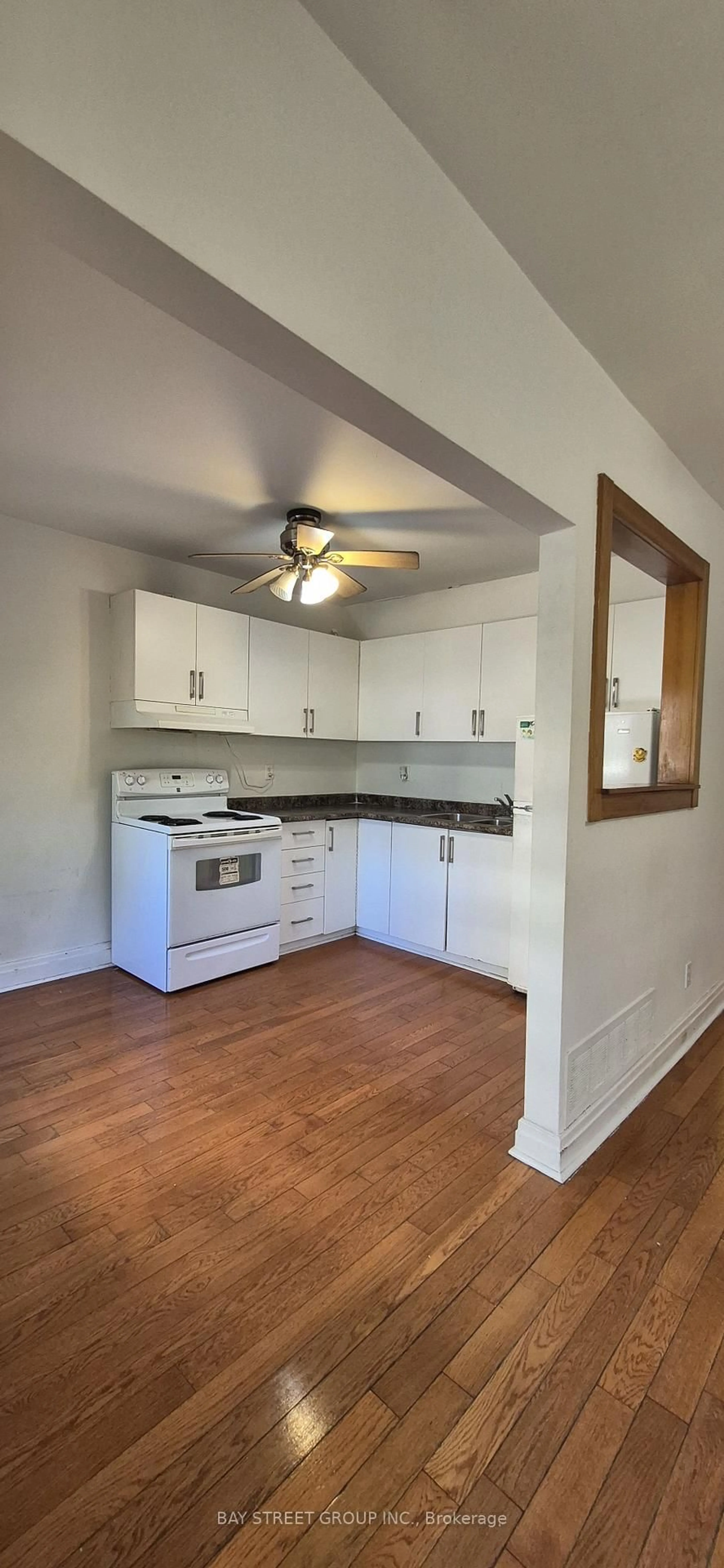 Standard kitchen, unknown for 6 Ferndale Ave, Toronto Ontario M4T 2B3