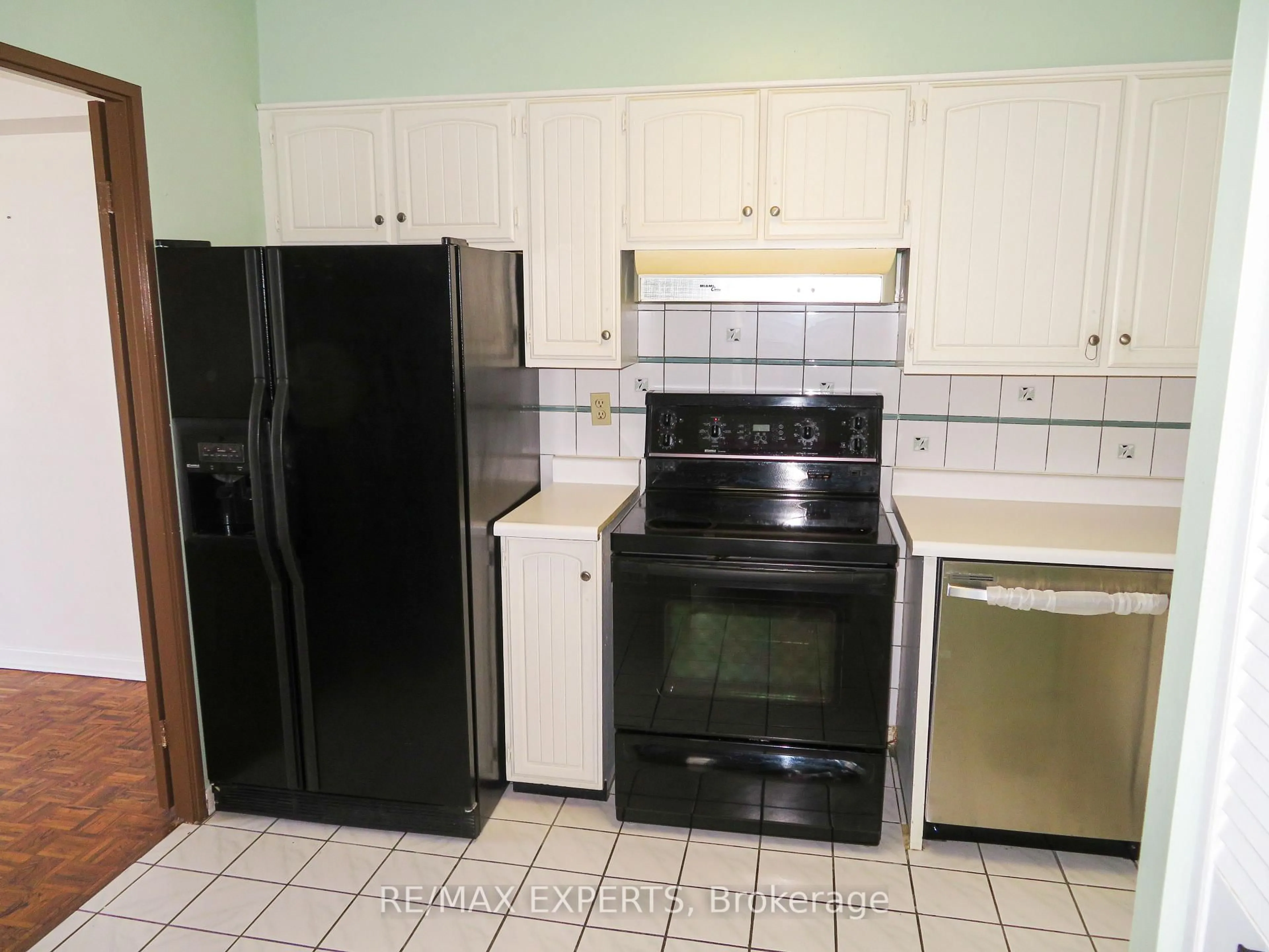 Standard kitchen, ceramic/tile floor for 33 Harbour Sq #2233, Toronto Ontario M5J 2G2