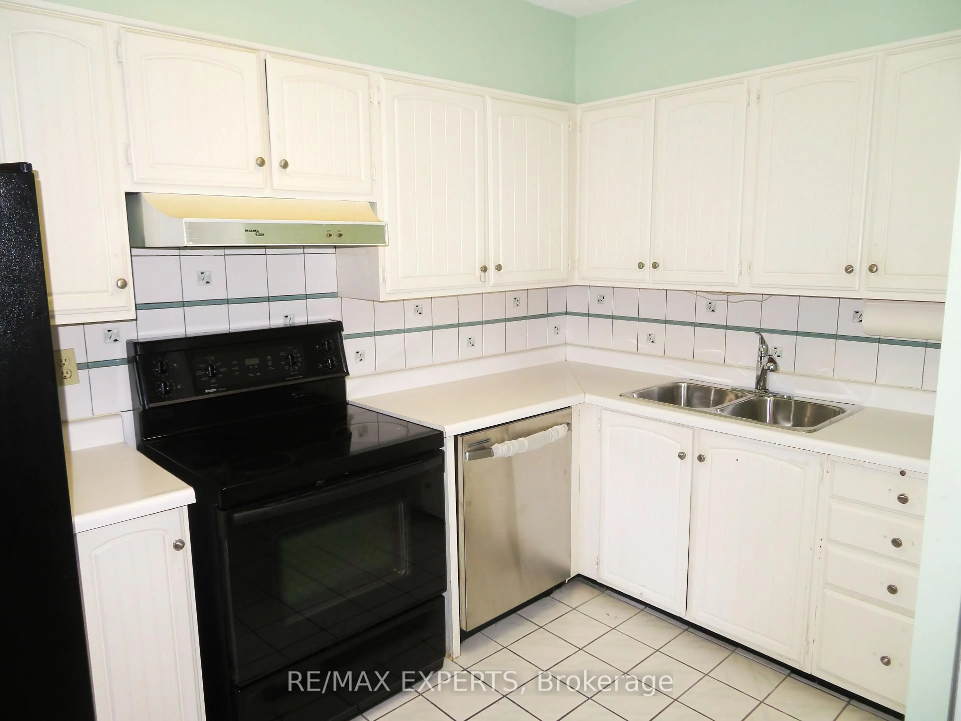 Standard kitchen, ceramic/tile floor for 33 Harbour Sq #2233, Toronto Ontario M5J 2G2