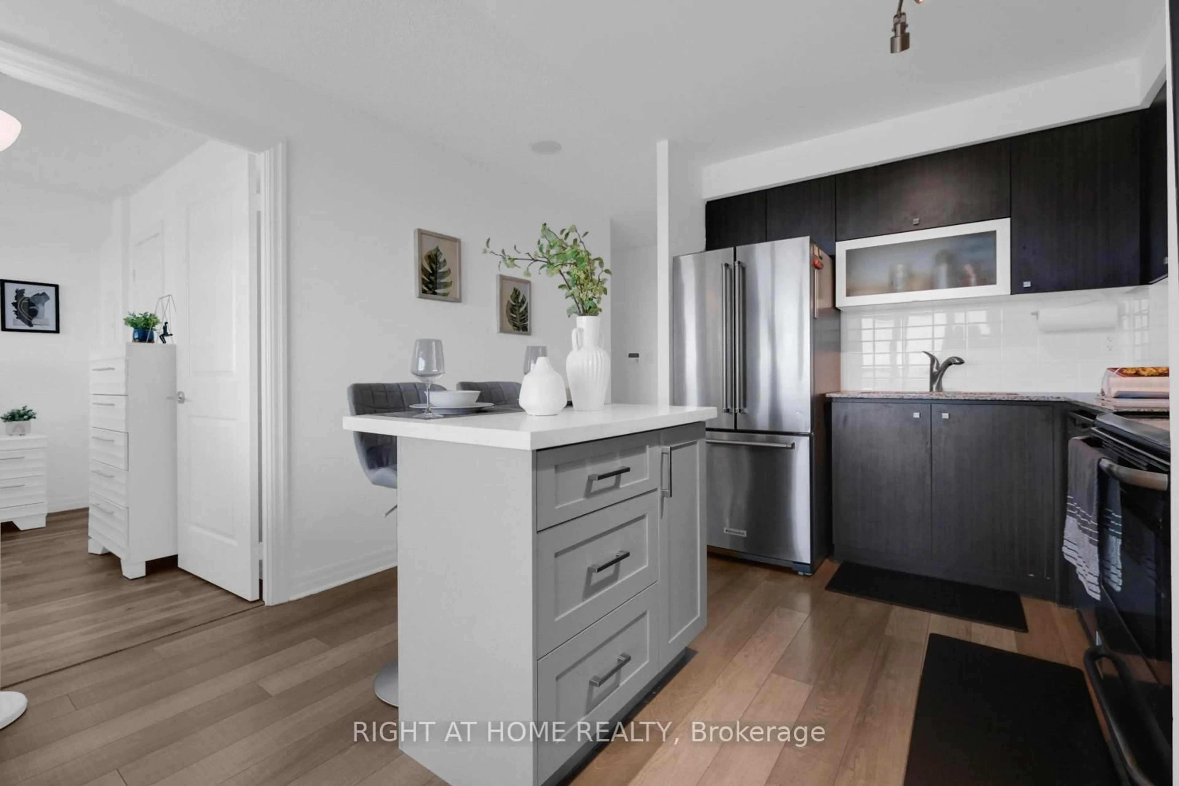 Contemporary kitchen, unknown for 2015 Sheppard Ave #3801, Toronto Ontario M2J 0B3