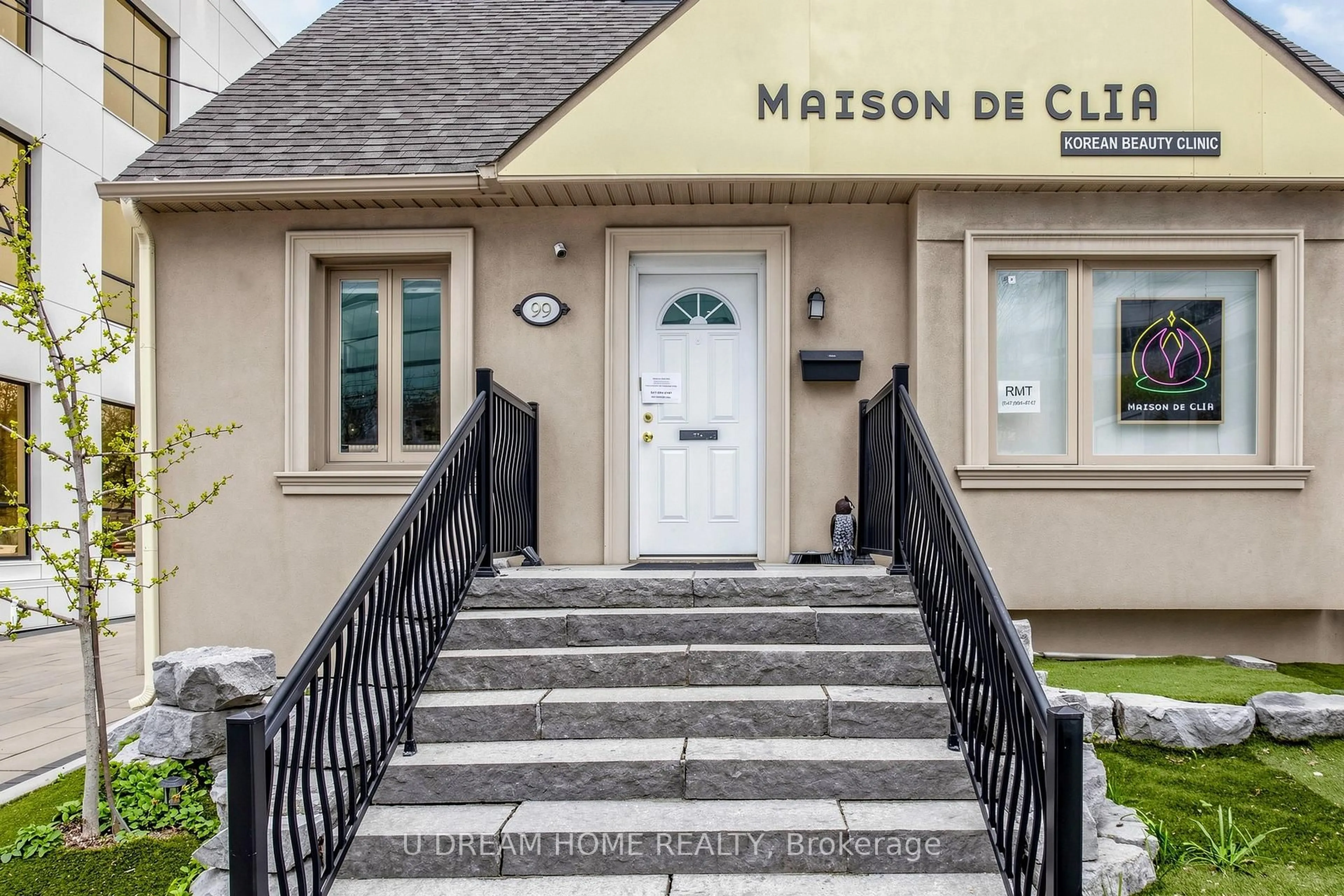 Indoor foyer for 99 Sheppard Ave, Toronto Ontario M2N 3A3