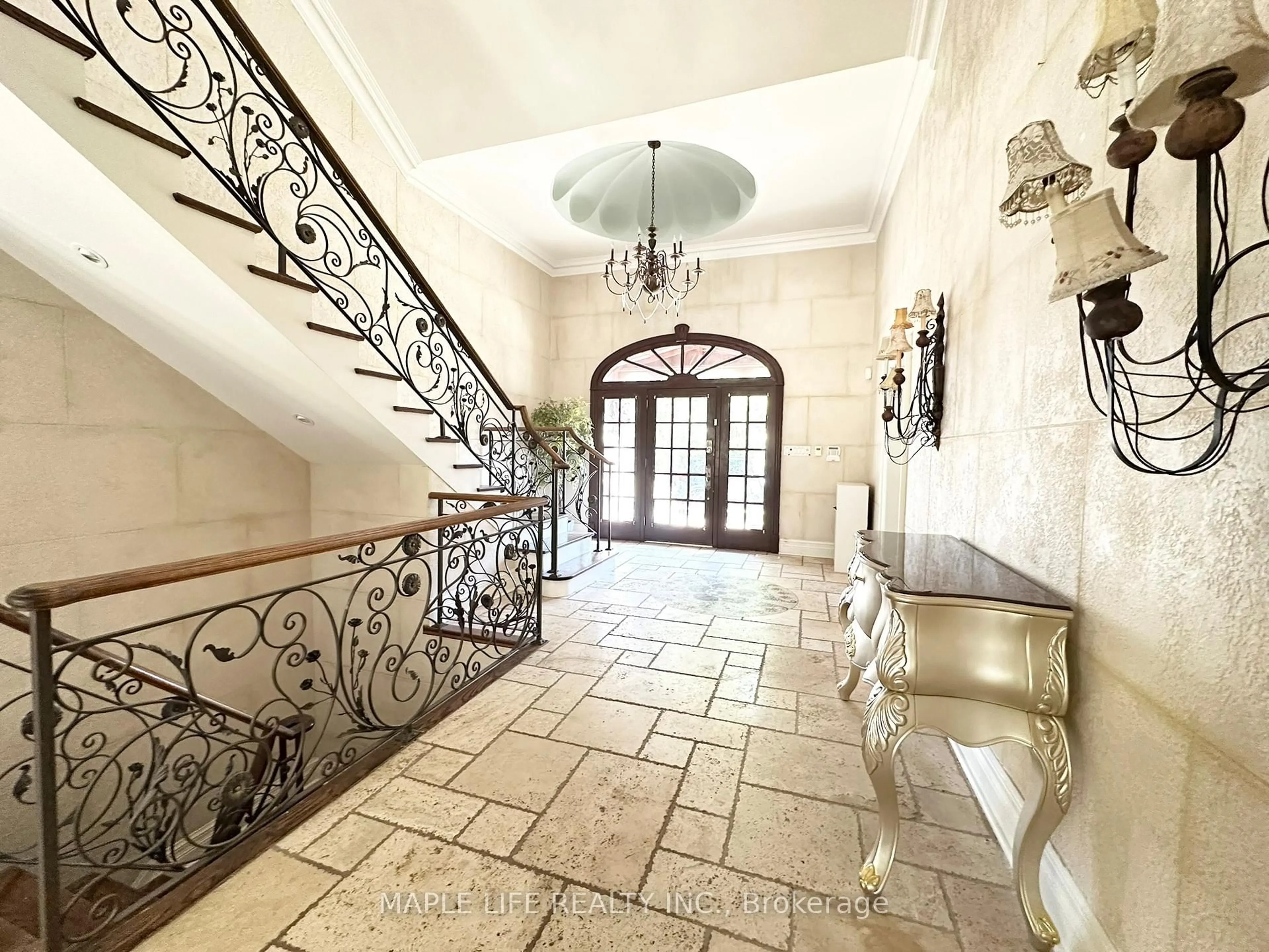 Indoor foyer for 16 Brian Cliff Dr, Toronto Ontario M3B 2G2