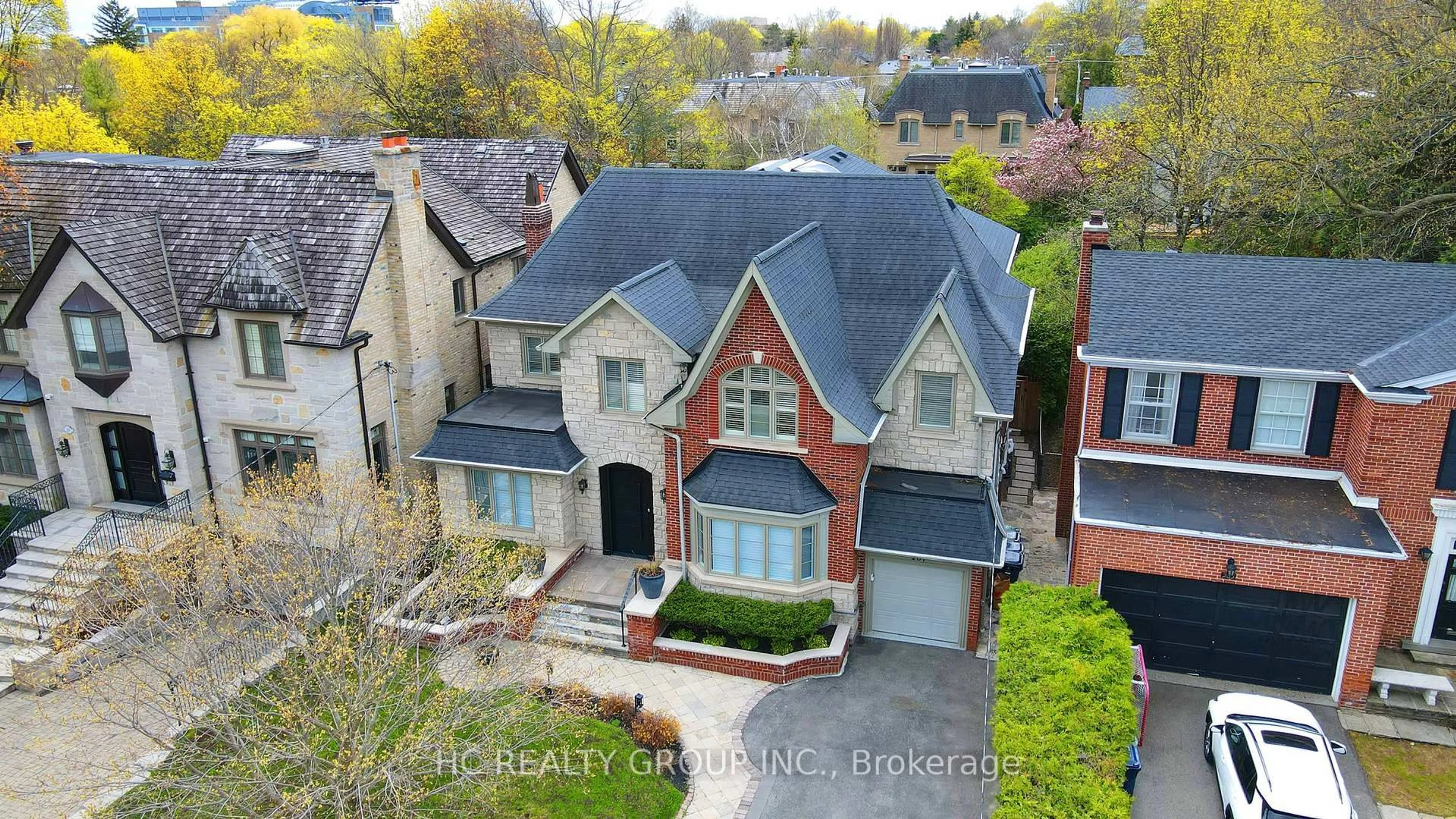 A pic from outside/outdoor area/front of a property/back of a property/a pic from drone, street for 267 St Leonards Ave, Toronto Ontario M4N 1K9