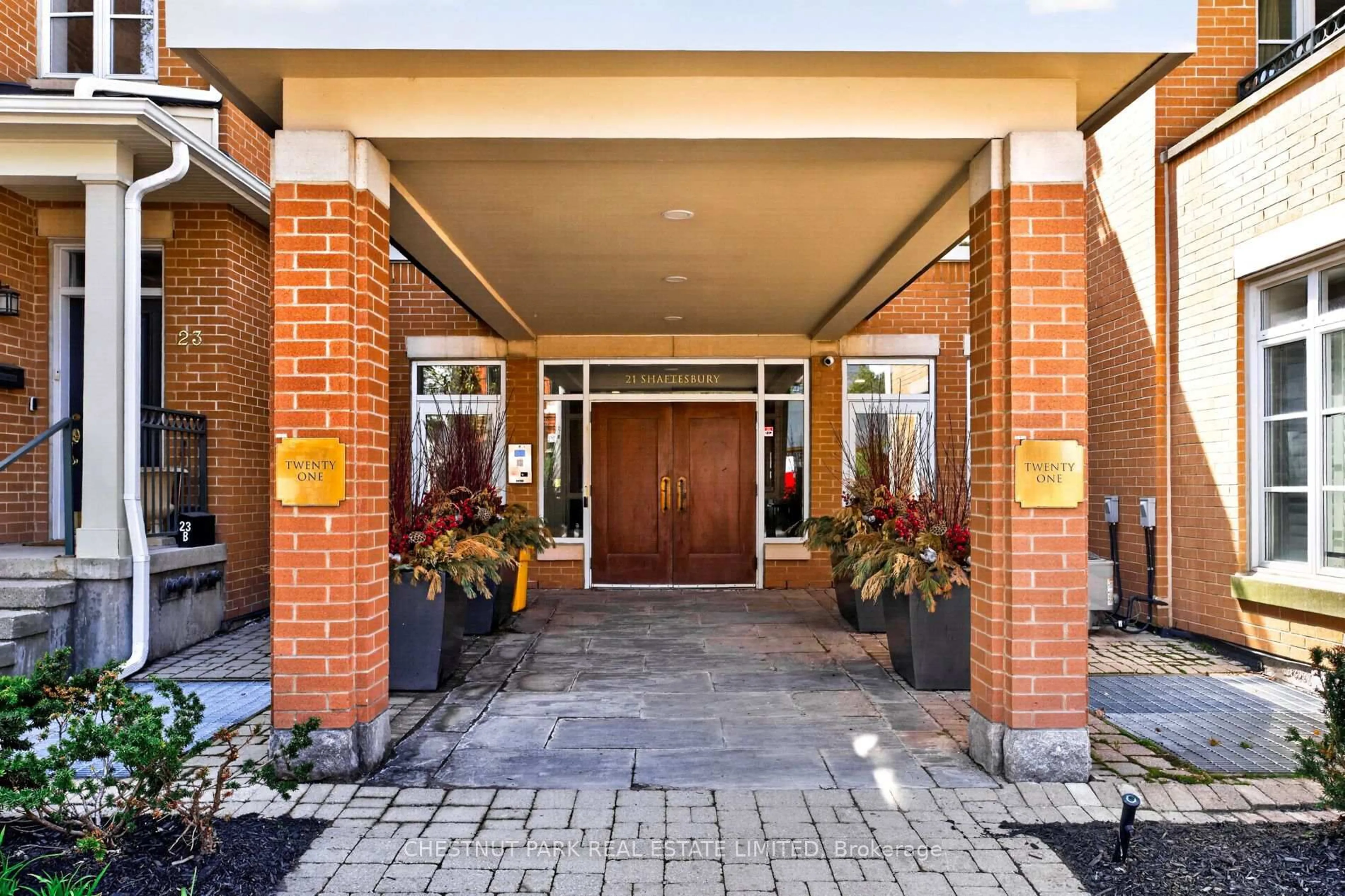 Indoor foyer for 21 Shaftesbury Ave #203, Toronto Ontario M4T 3B4