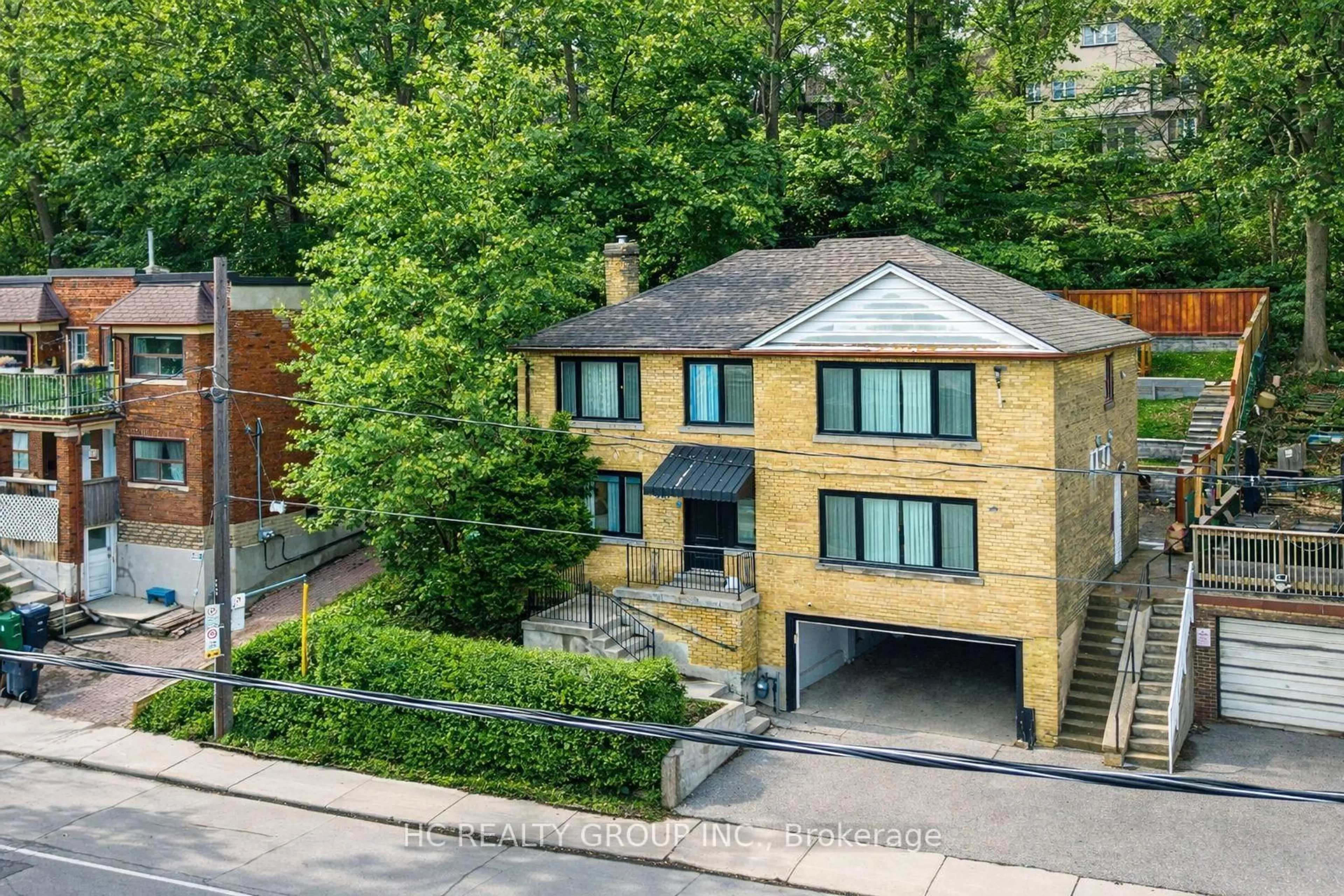 A pic from outside/outdoor area/front of a property/back of a property/a pic from drone, street for 840 Davenport Rd, Toronto Ontario M6G 2B6