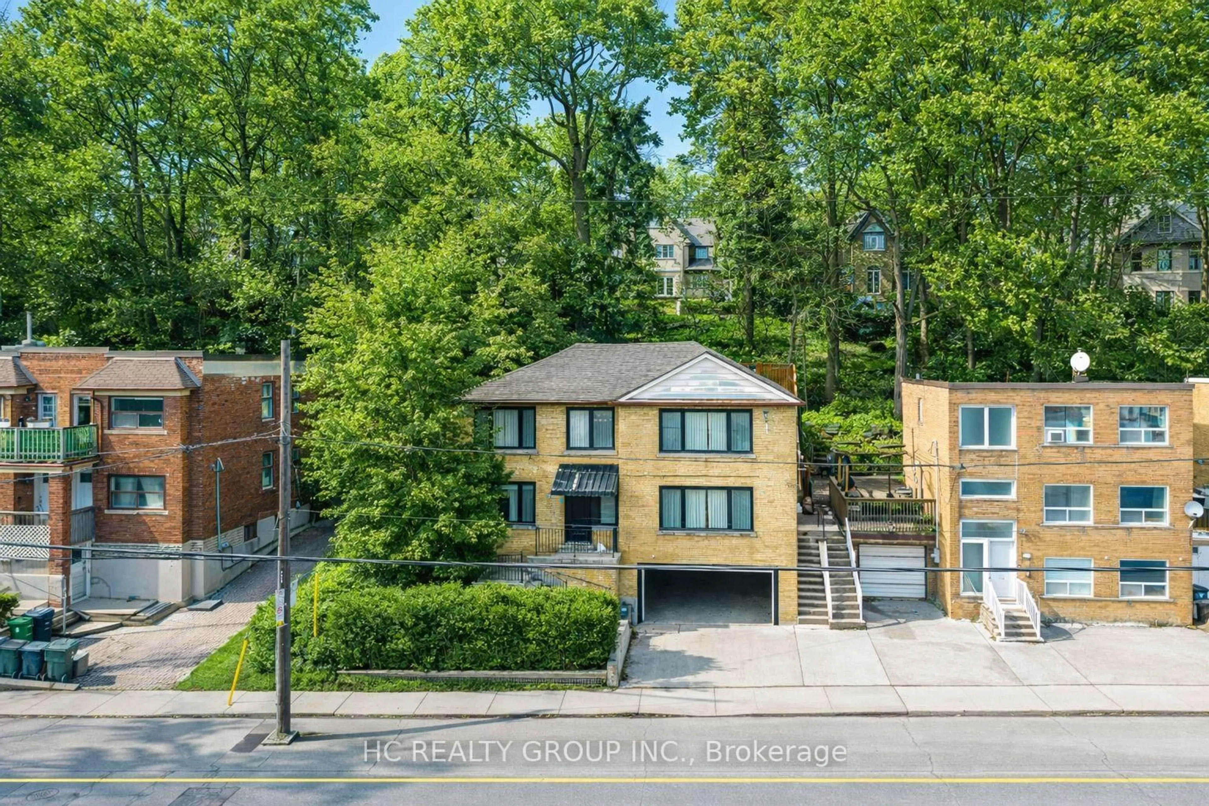 A pic from outside/outdoor area/front of a property/back of a property/a pic from drone, street for 840 Davenport Rd, Toronto Ontario M6G 2B6