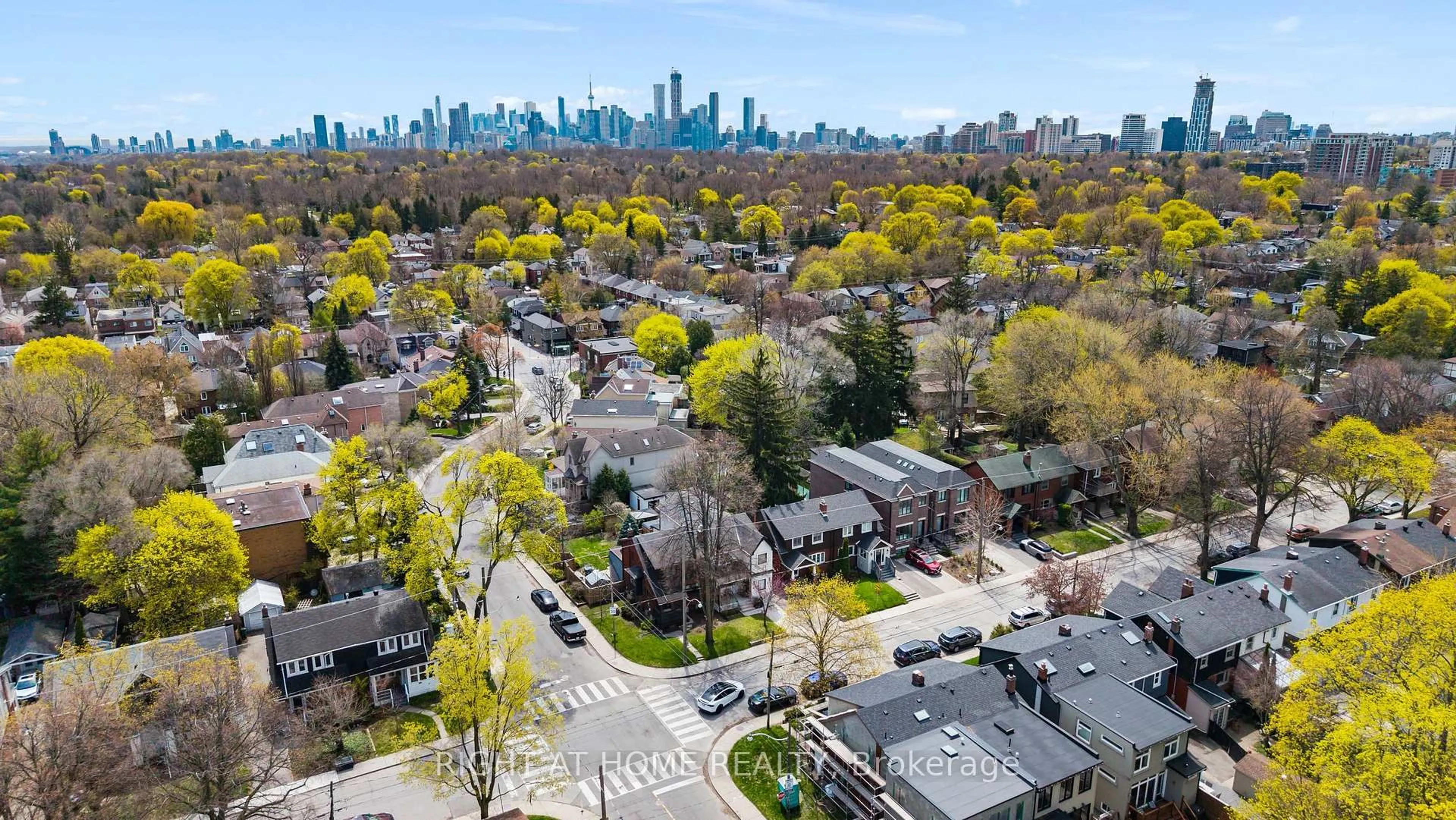 A pic from outside/outdoor area/front of a property/back of a property/a pic from drone, city buildings view from balcony for 593 Millwood Rd, Toronto Ontario M4S 1K7