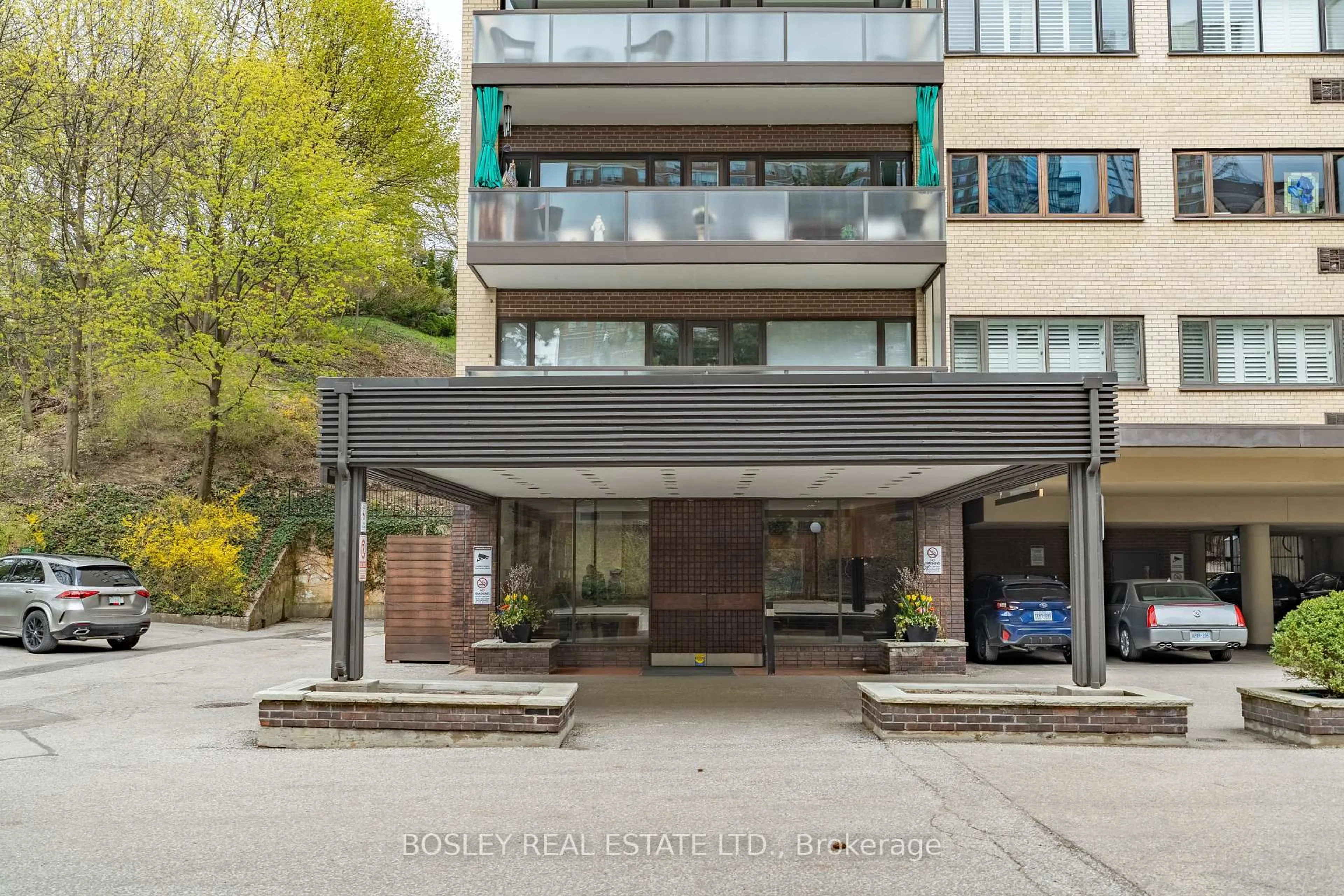 Indoor foyer for 120 Rosedale Valley Rd #505, Toronto Ontario M4W 1P8