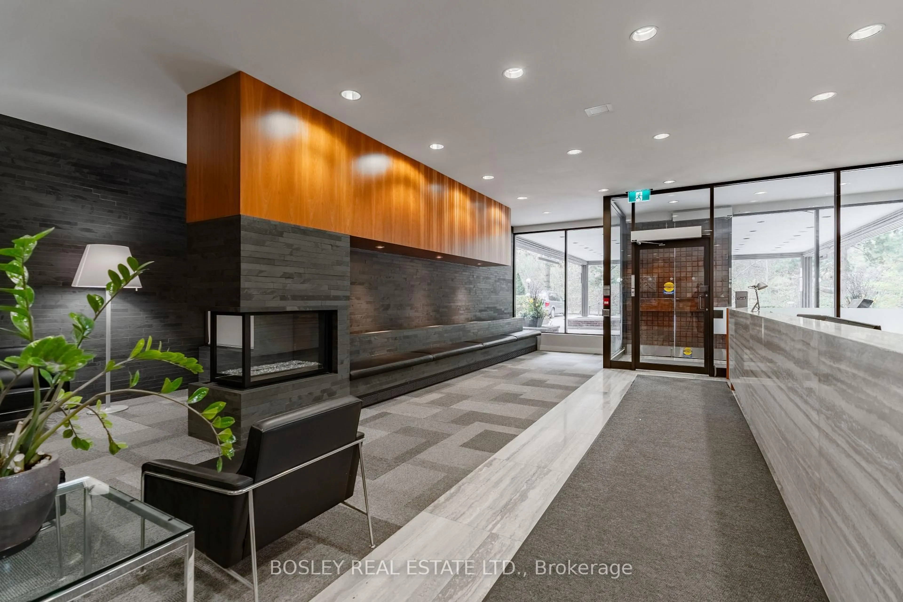 Indoor foyer for 120 Rosedale Valley Rd #505, Toronto Ontario M4W 1P8