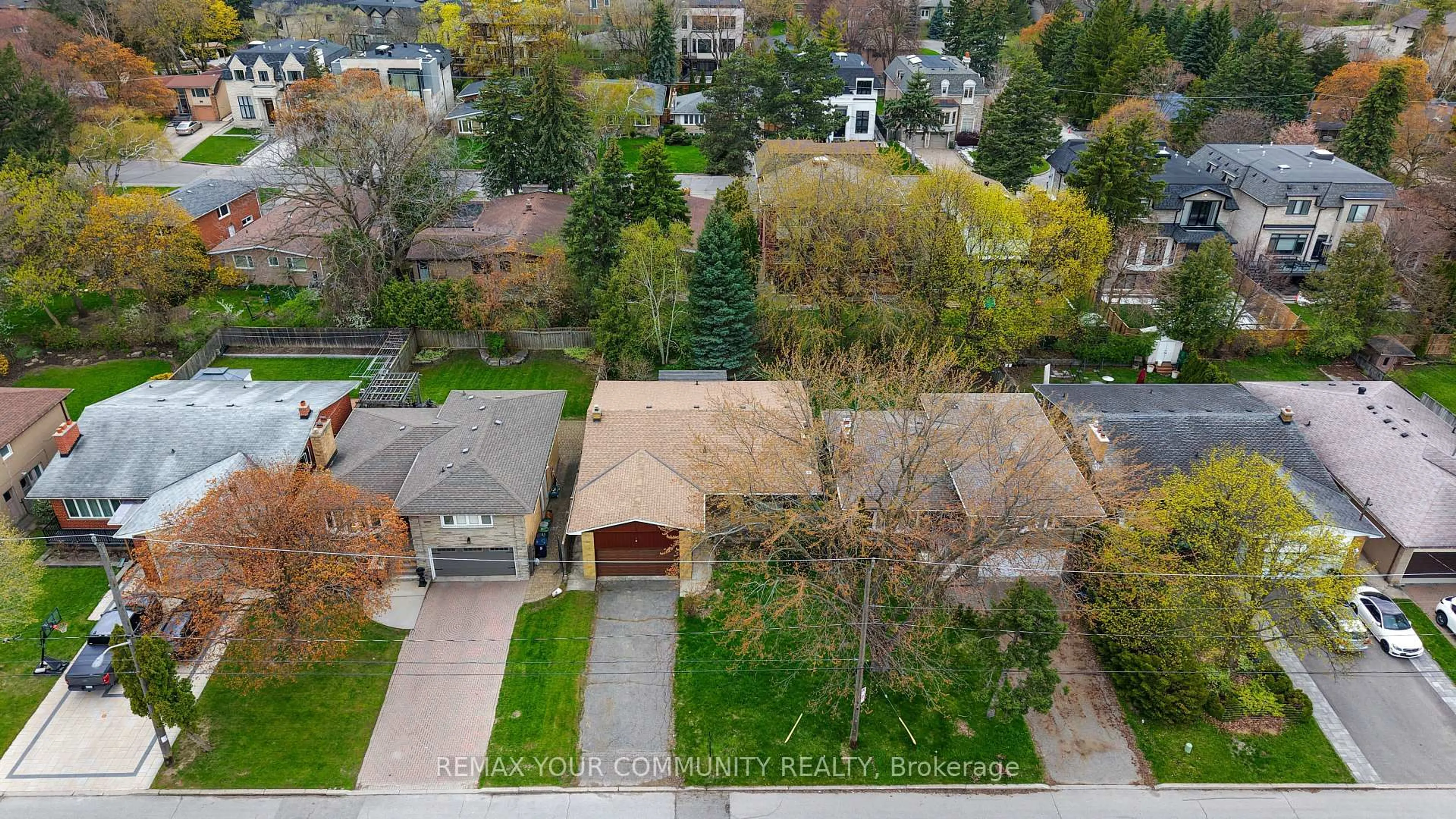 A pic from outside/outdoor area/front of a property/back of a property/a pic from drone, street for 28 Bunty Lane, Toronto Ontario M2K 1W6