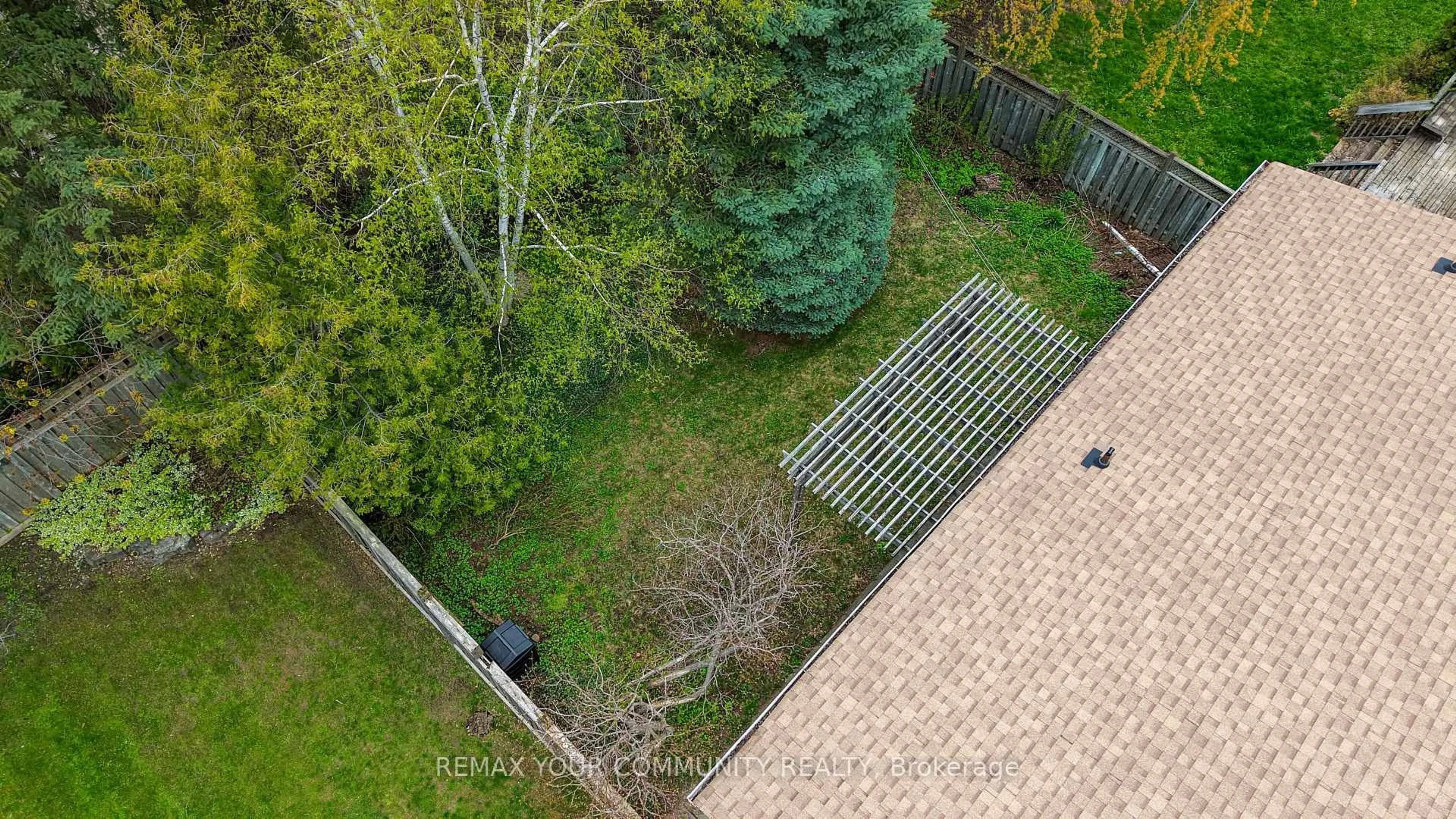 A pic from outside/outdoor area/front of a property/back of a property/a pic from drone, forest/trees view for 28 Bunty Lane, Toronto Ontario M2K 1W6