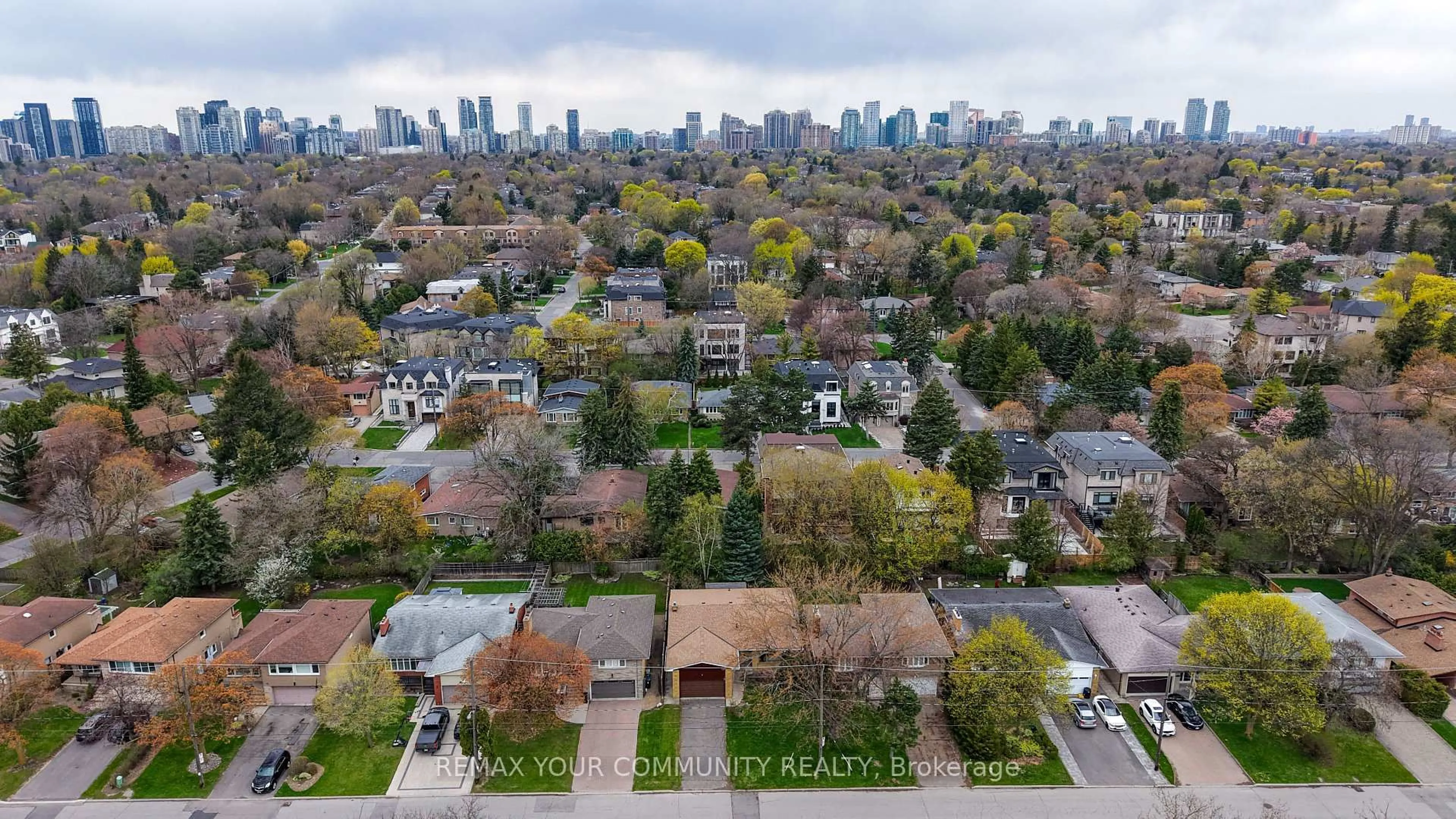 A pic from outside/outdoor area/front of a property/back of a property/a pic from drone, city buildings view from balcony for 28 Bunty Lane, Toronto Ontario M2K 1W6