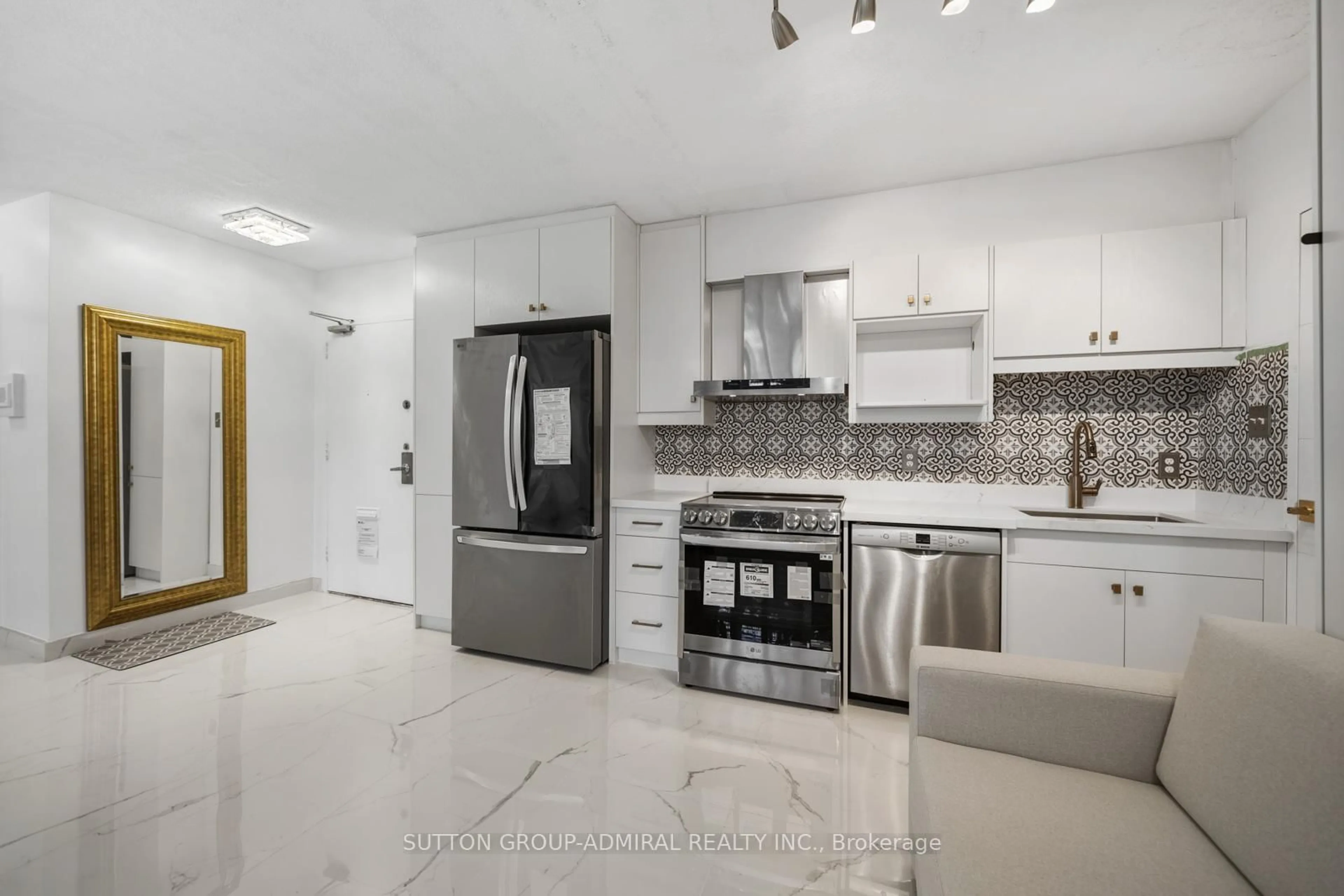 Open concept kitchen, ceramic/tile floor for 5 Parkway Forest Dr #G8, Toronto Ontario M2J 1L2
