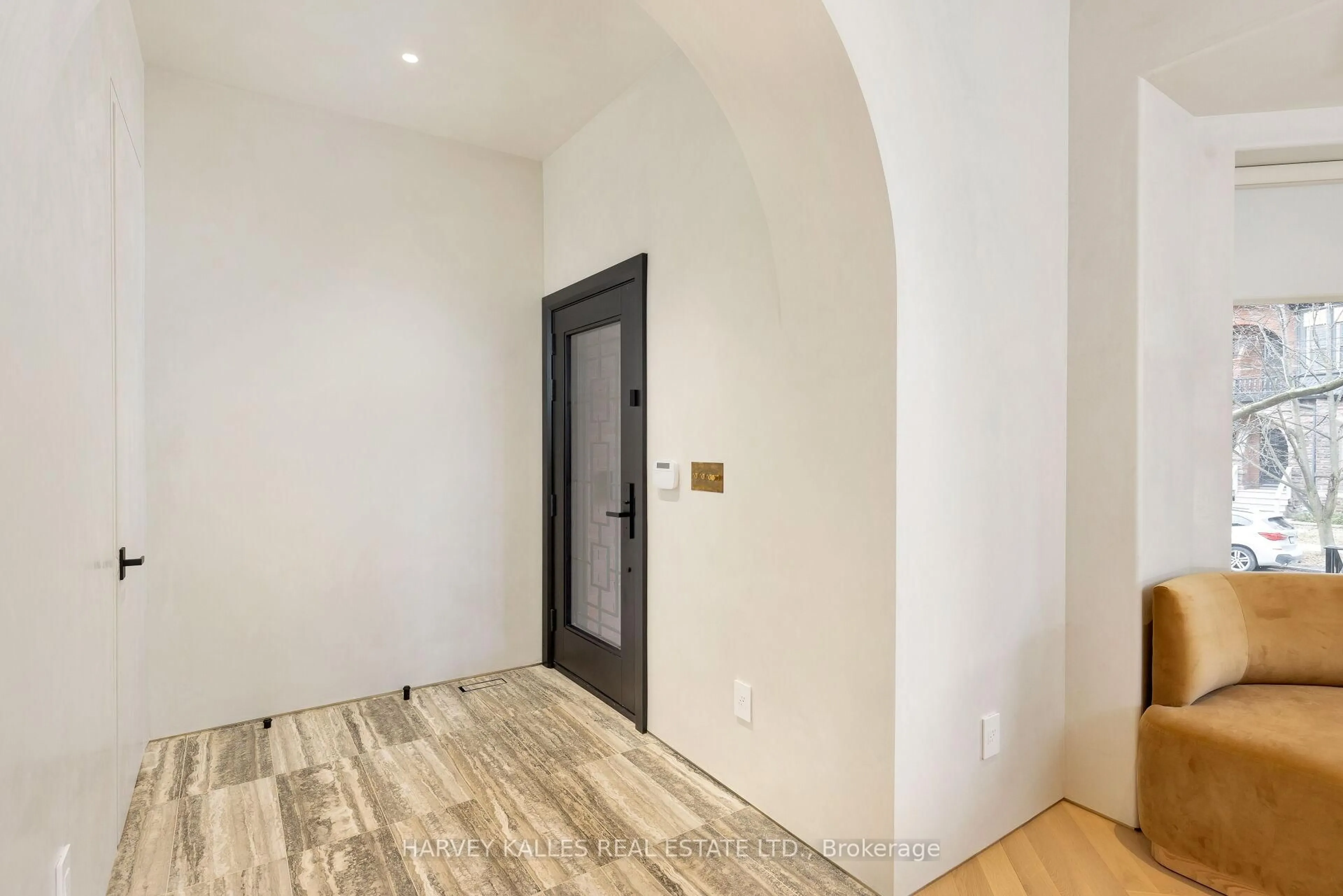 Indoor entryway for 111 Bedford Rd, Toronto Ontario M5R 2K5