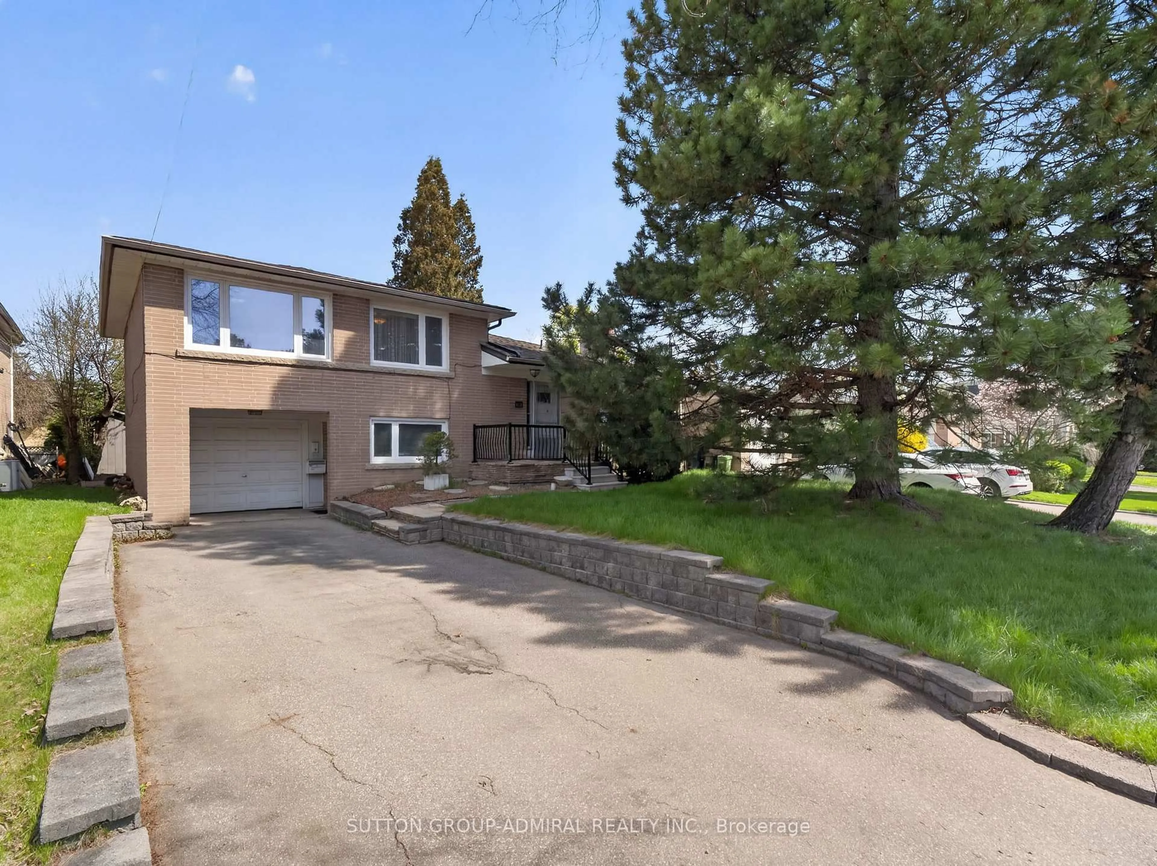 A pic from outside/outdoor area/front of a property/back of a property/a pic from drone, street for 30 Foxwarren Dr, Toronto Ontario M2K 1L3