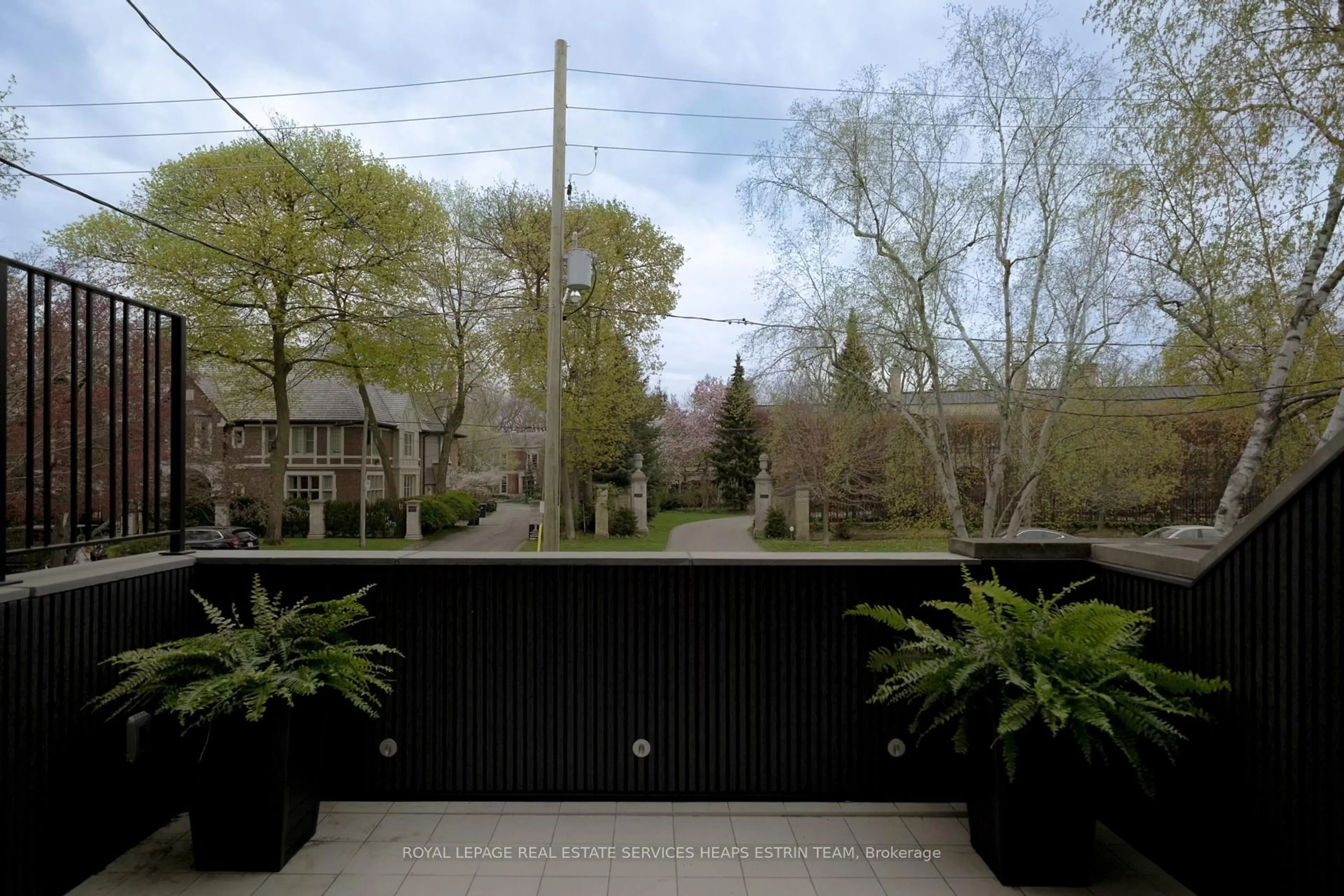 A pic from outside/outdoor area/front of a property/back of a property/a pic from drone, street for 42 Clarendon Ave, Toronto Ontario M4V 1J1