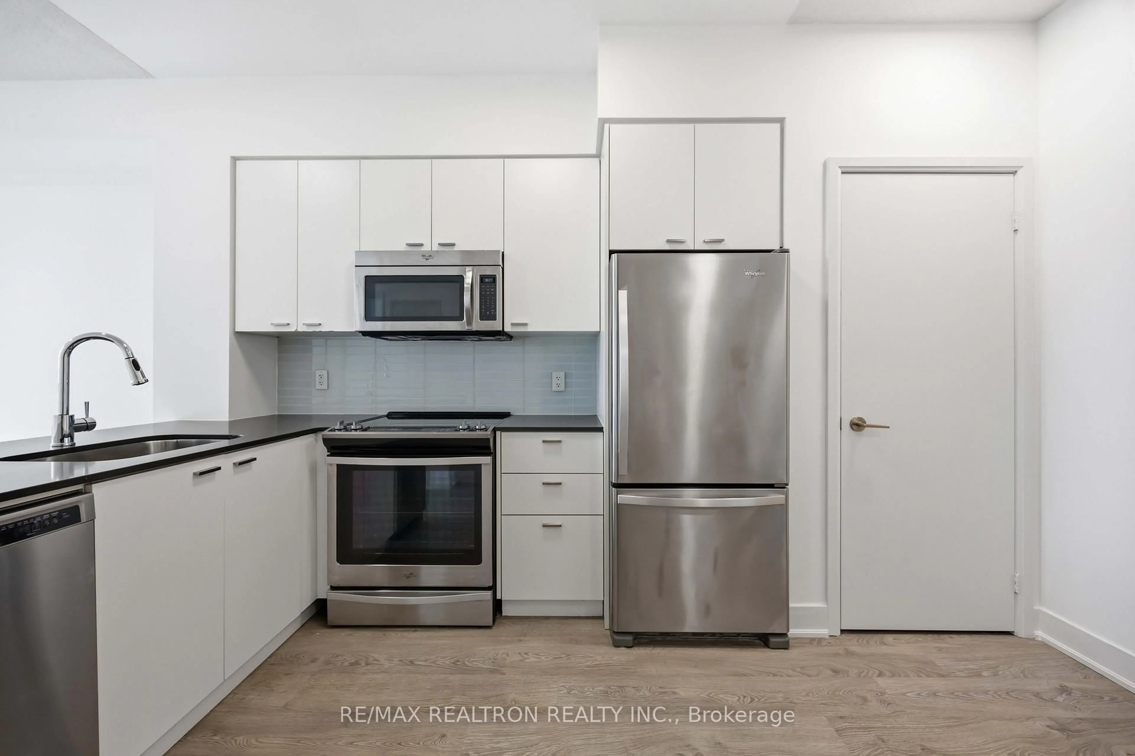 Standard kitchen, unknown for 30 Roehampton Ave #1501, Toronto Ontario M4P 0B9