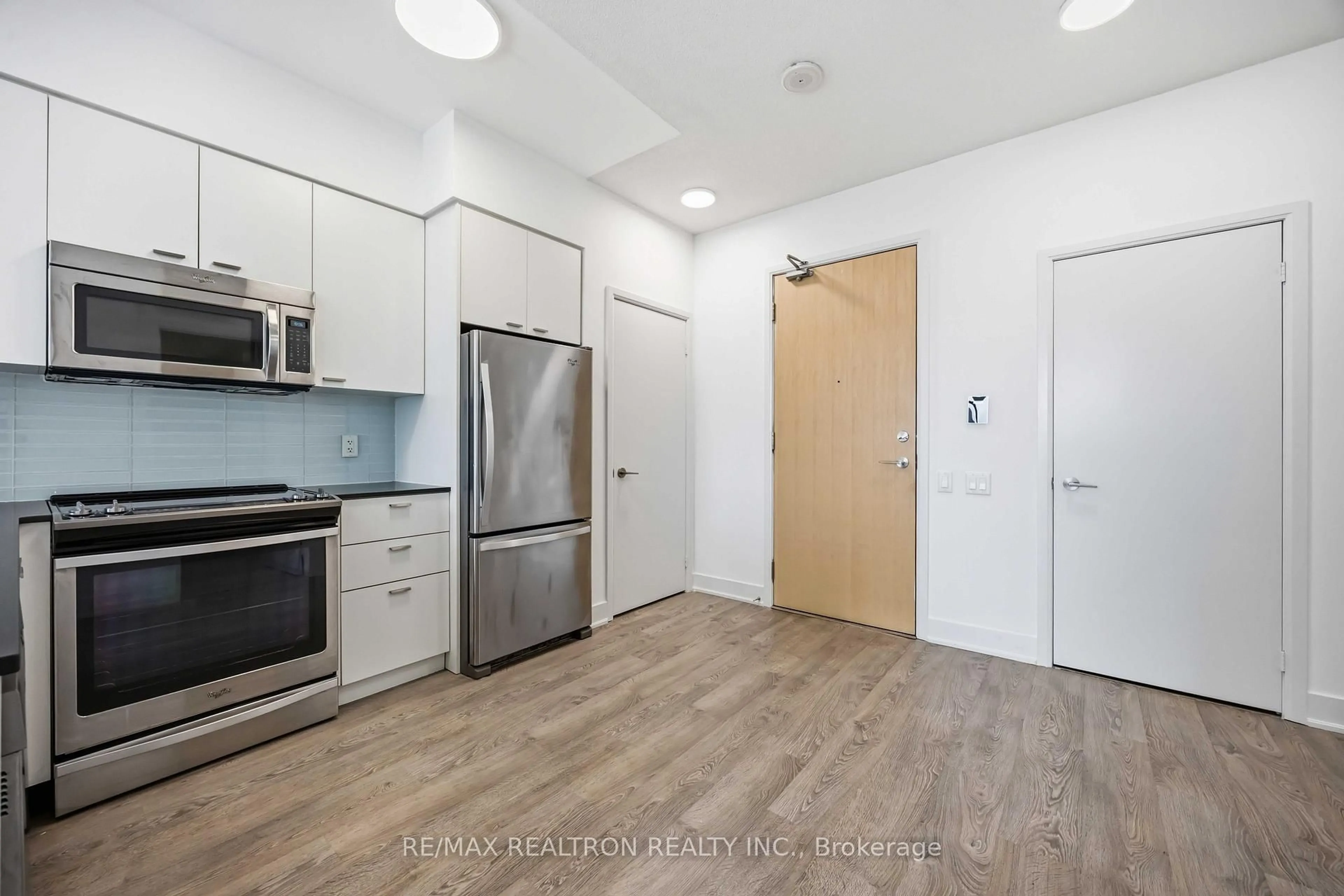Standard kitchen, unknown for 30 Roehampton Ave #1501, Toronto Ontario M4P 0B9