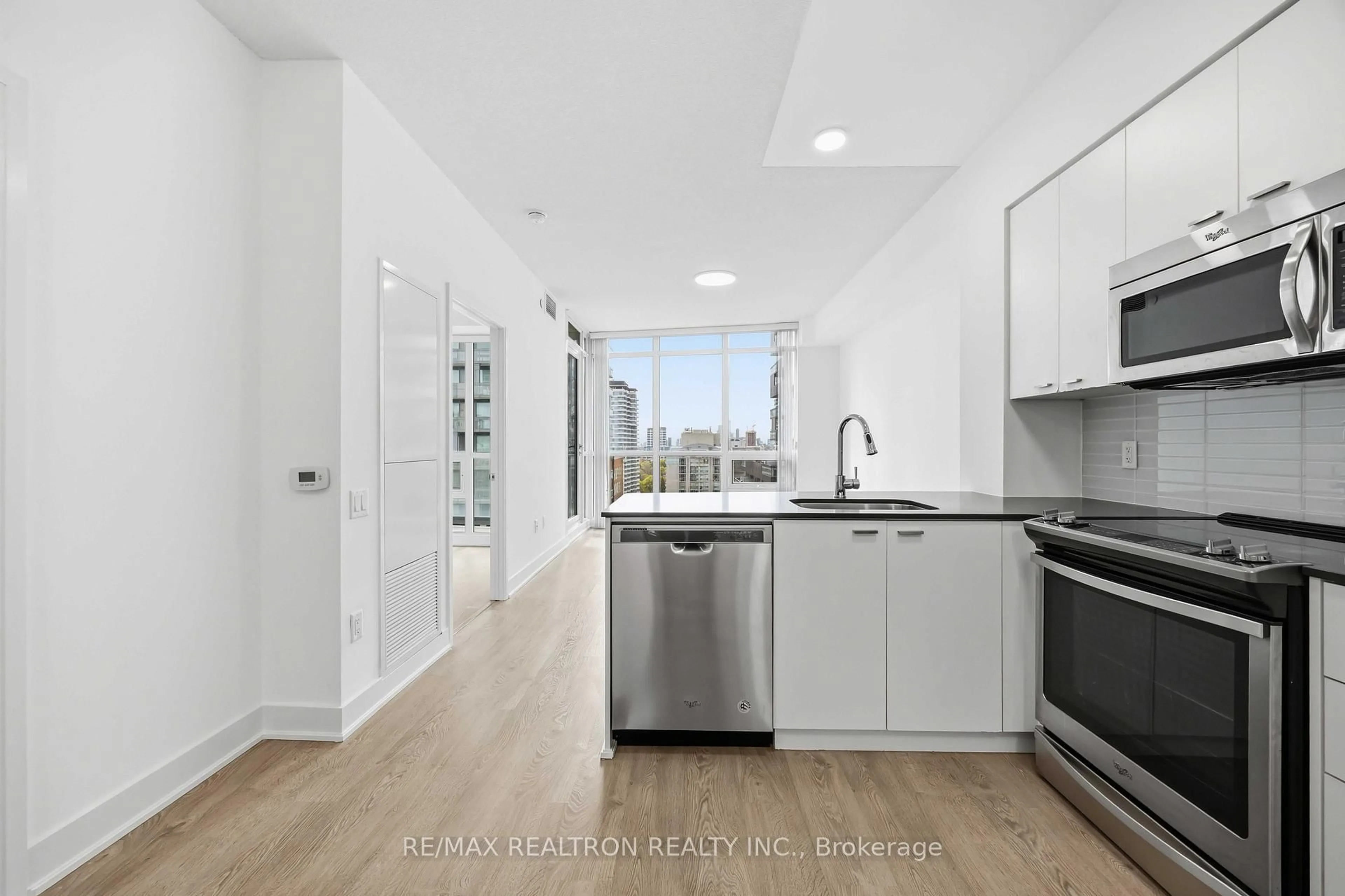 Open concept kitchen, unknown for 30 Roehampton Ave #1501, Toronto Ontario M4P 0B9