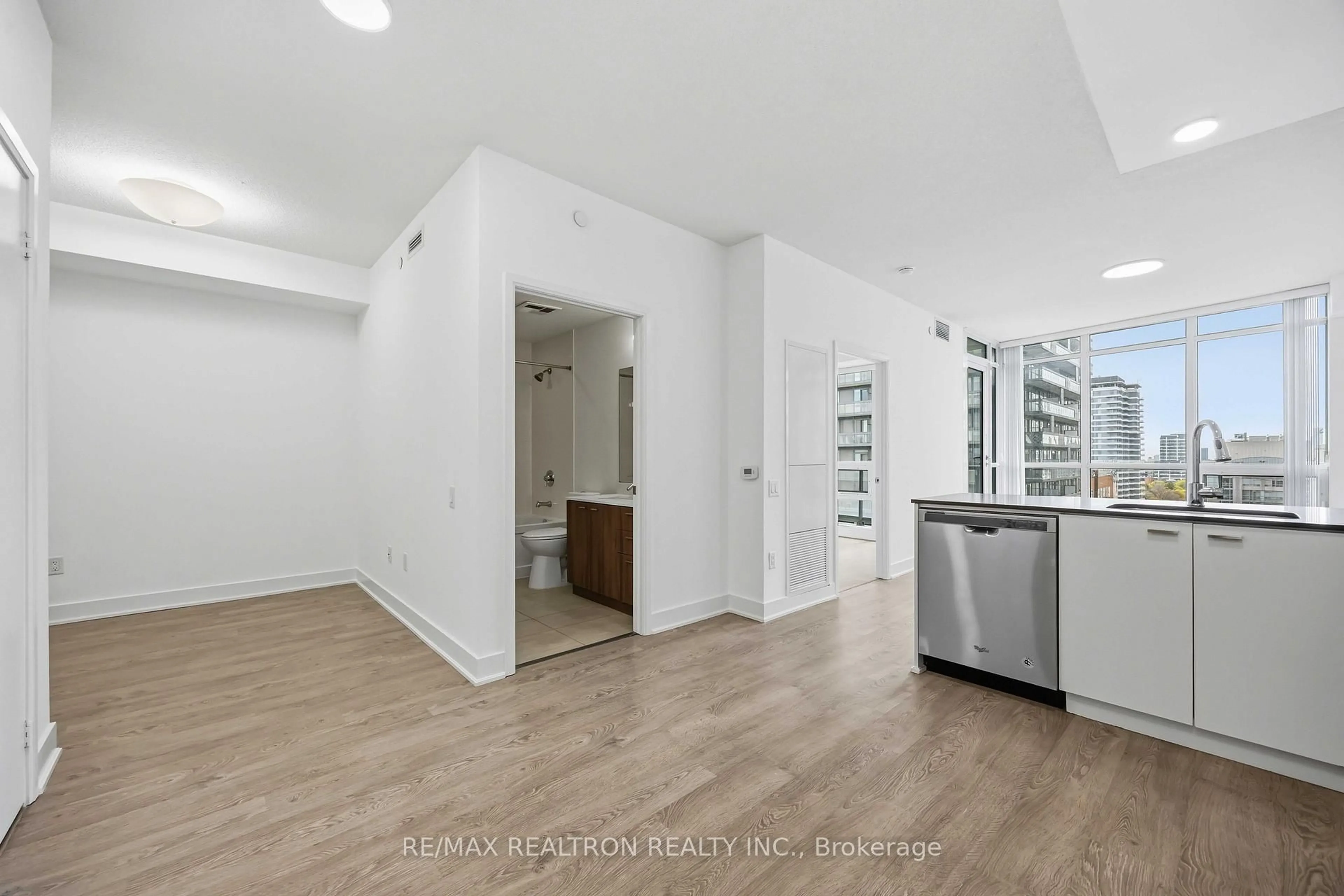 A pic of a room for 30 Roehampton Ave #1501, Toronto Ontario M4P 0B9