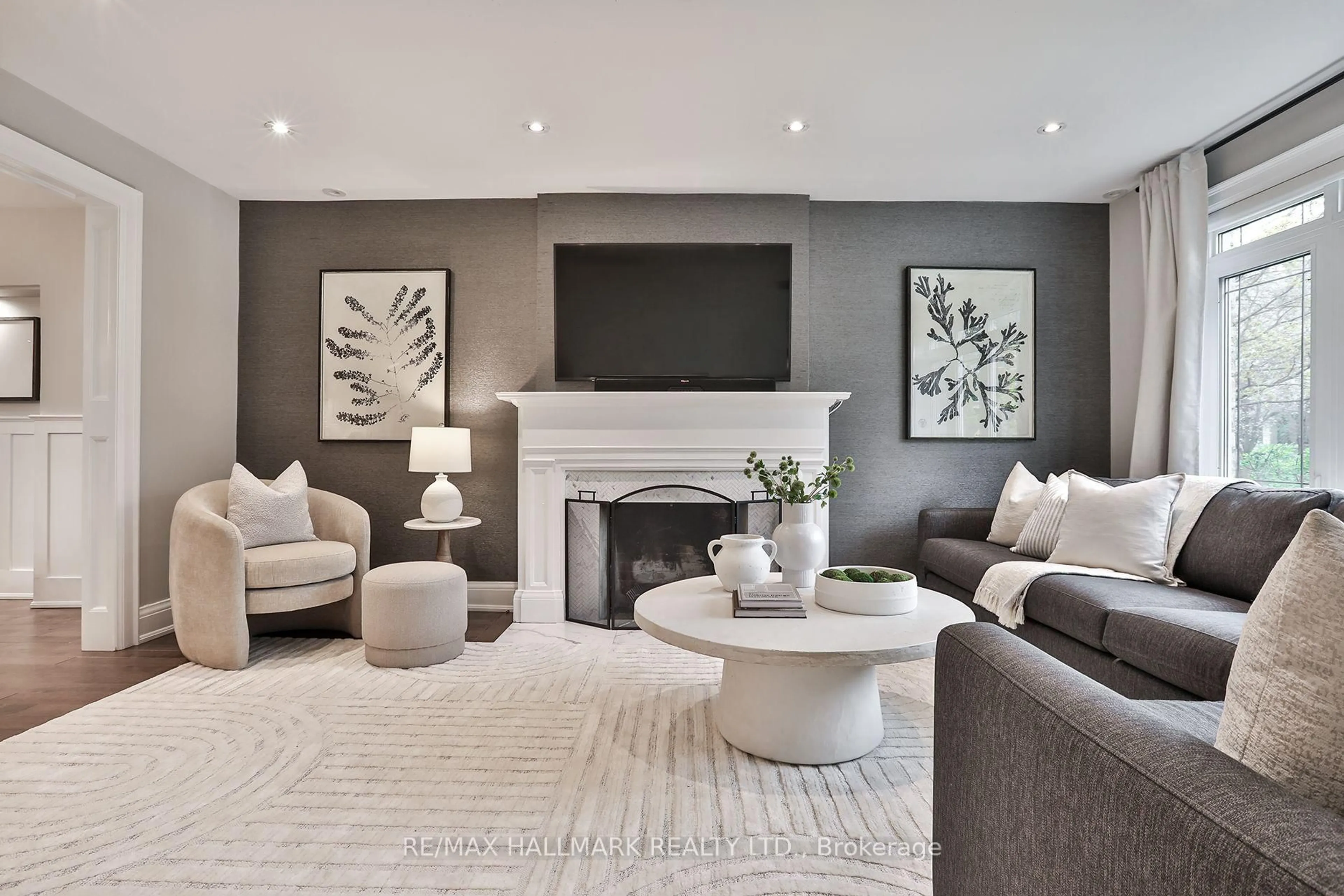 Living room with furniture, unknown for 151 Chiltern Hill Rd, Toronto Ontario M6C 3C3