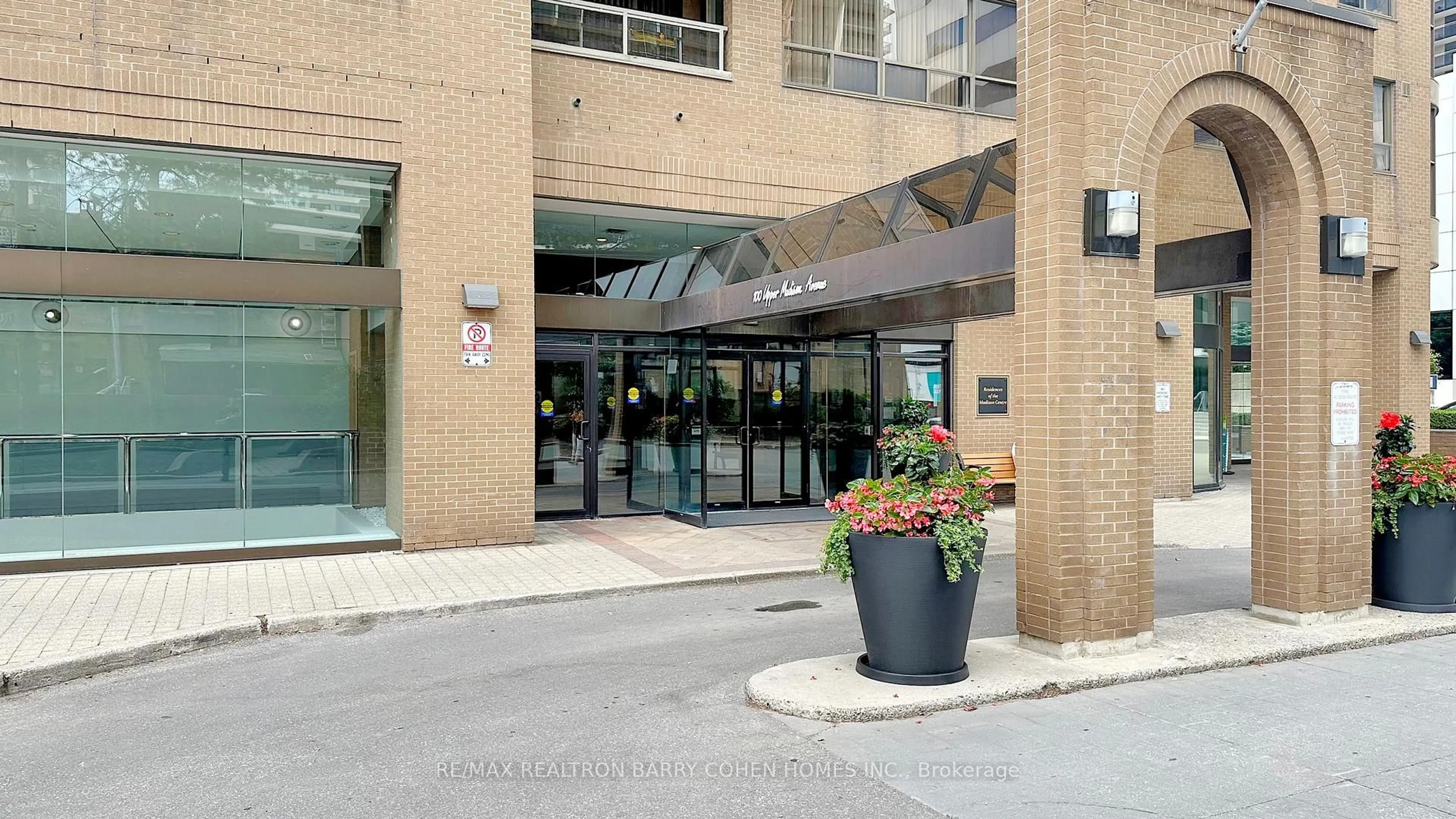 Indoor foyer for 100 Upper Madison Ave #PH2, Toronto Ontario M2N 6M4