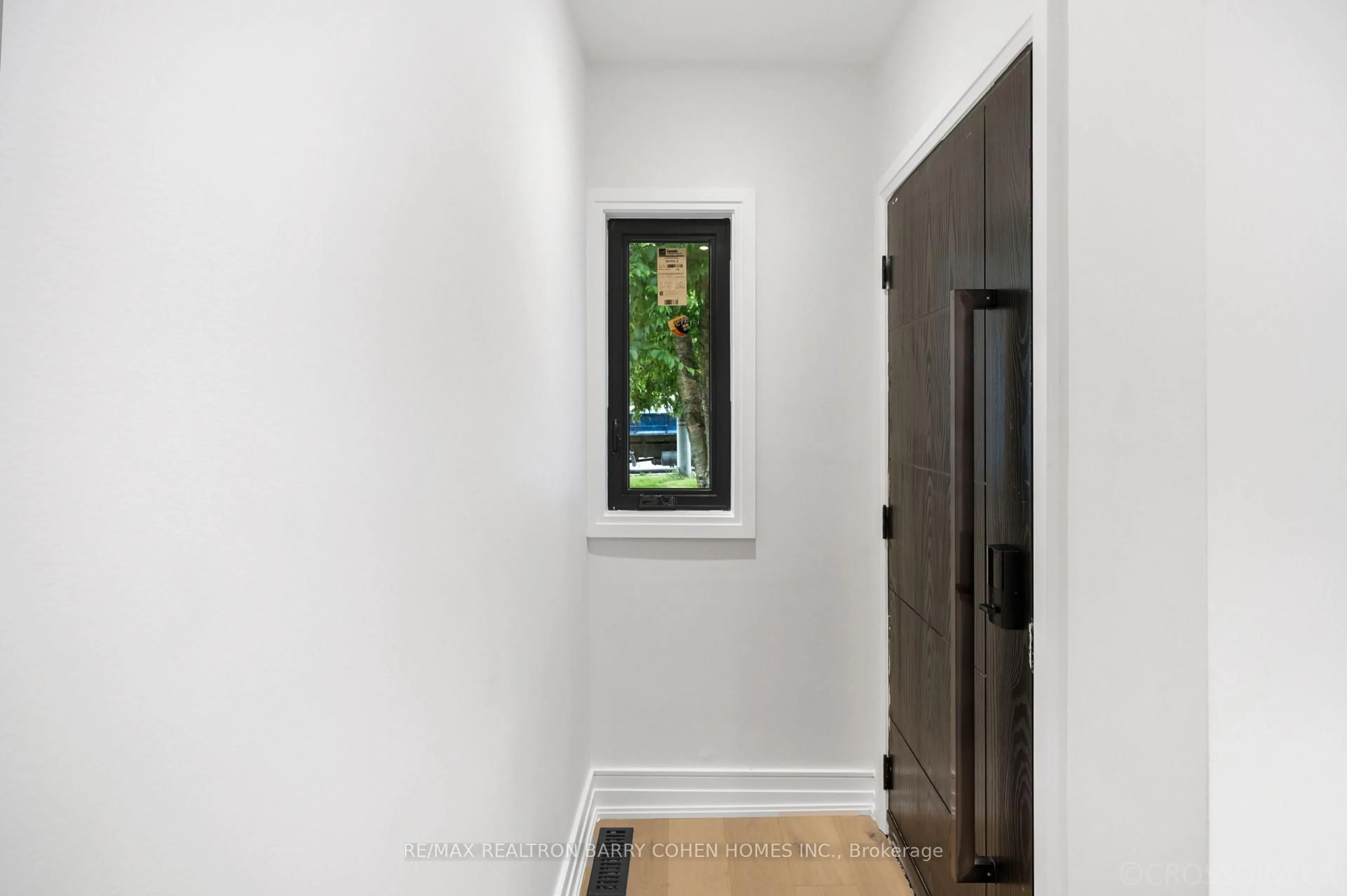 Indoor entryway for 12 Fairfield Rd, Toronto Ontario M4P 1T1