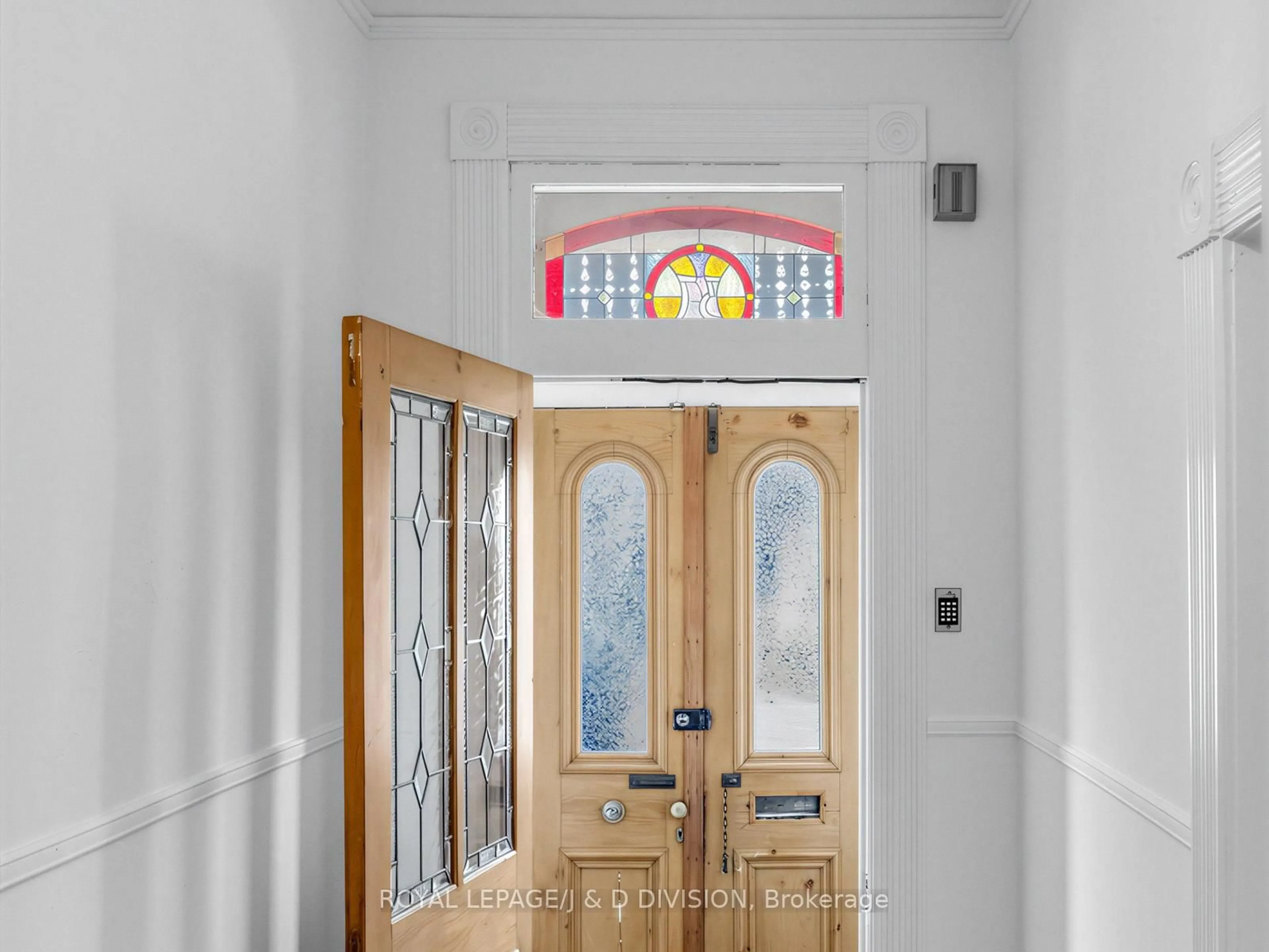 Indoor entryway for 37 Henry St, Toronto Ontario M5T 1W9