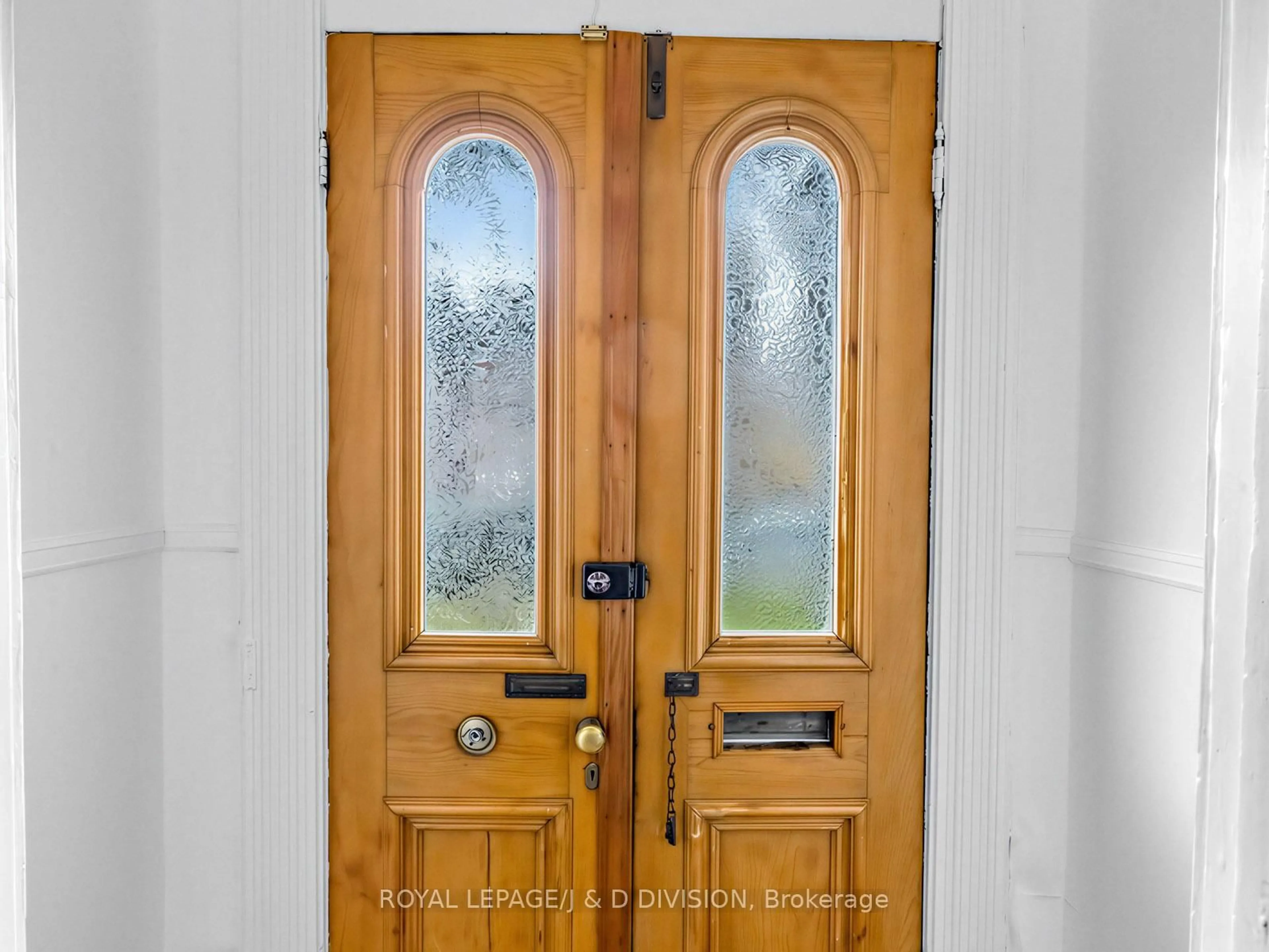 Indoor entryway for 37 Henry St, Toronto Ontario M5T 1W9