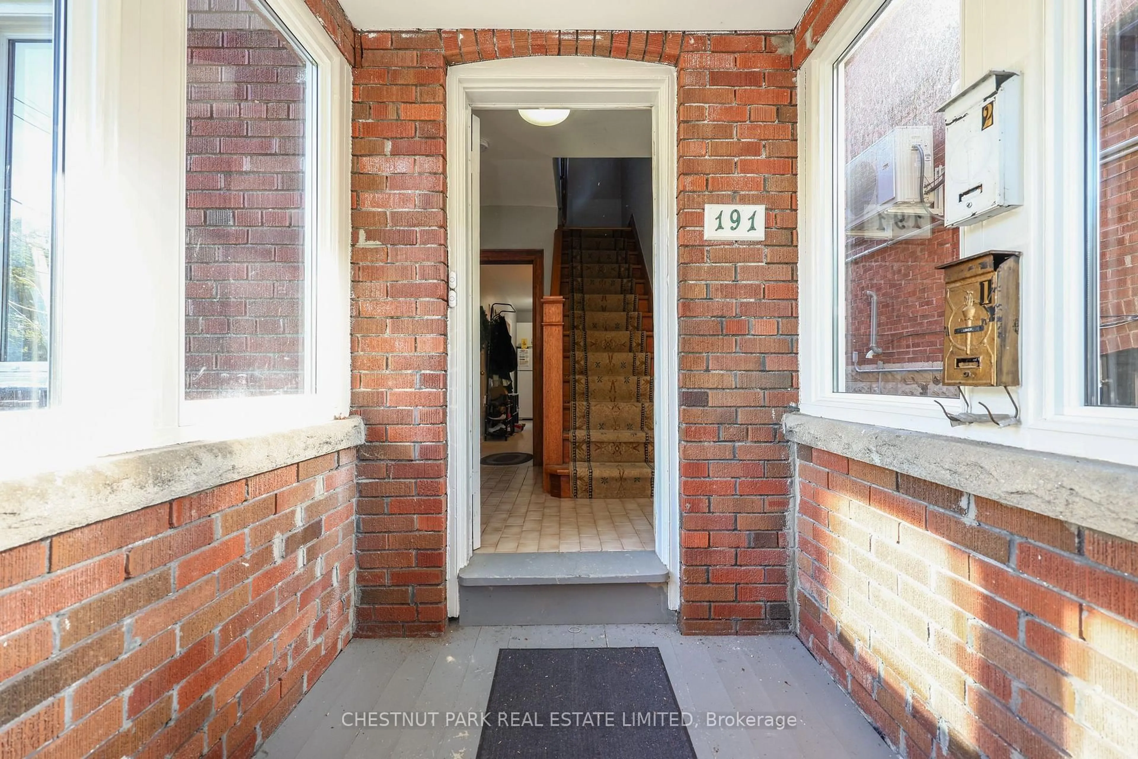 Indoor entryway for 191 Castlefield Ave, Toronto Ontario M4R 1G6