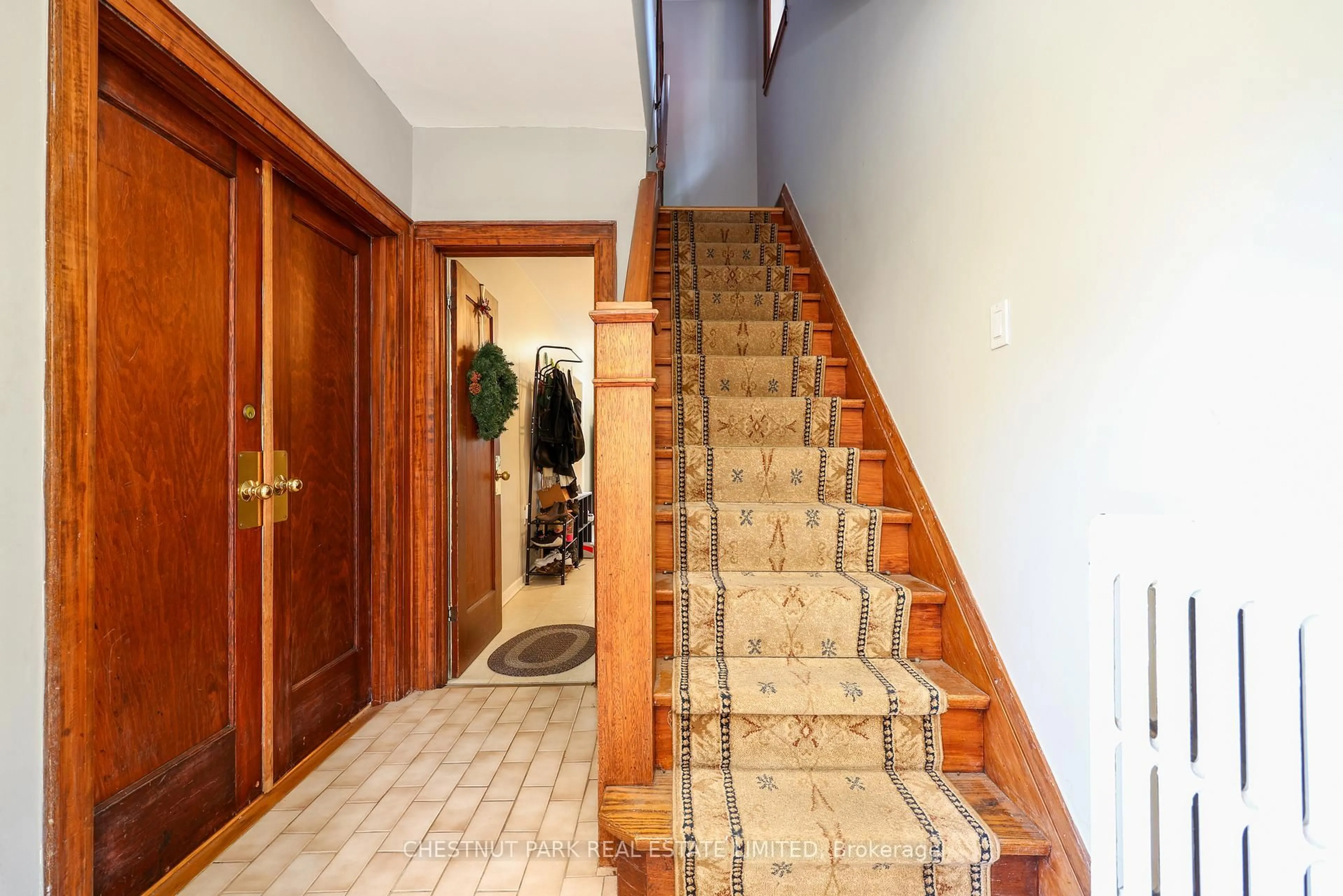 Indoor foyer for 191 Castlefield Ave, Toronto Ontario M4R 1G6