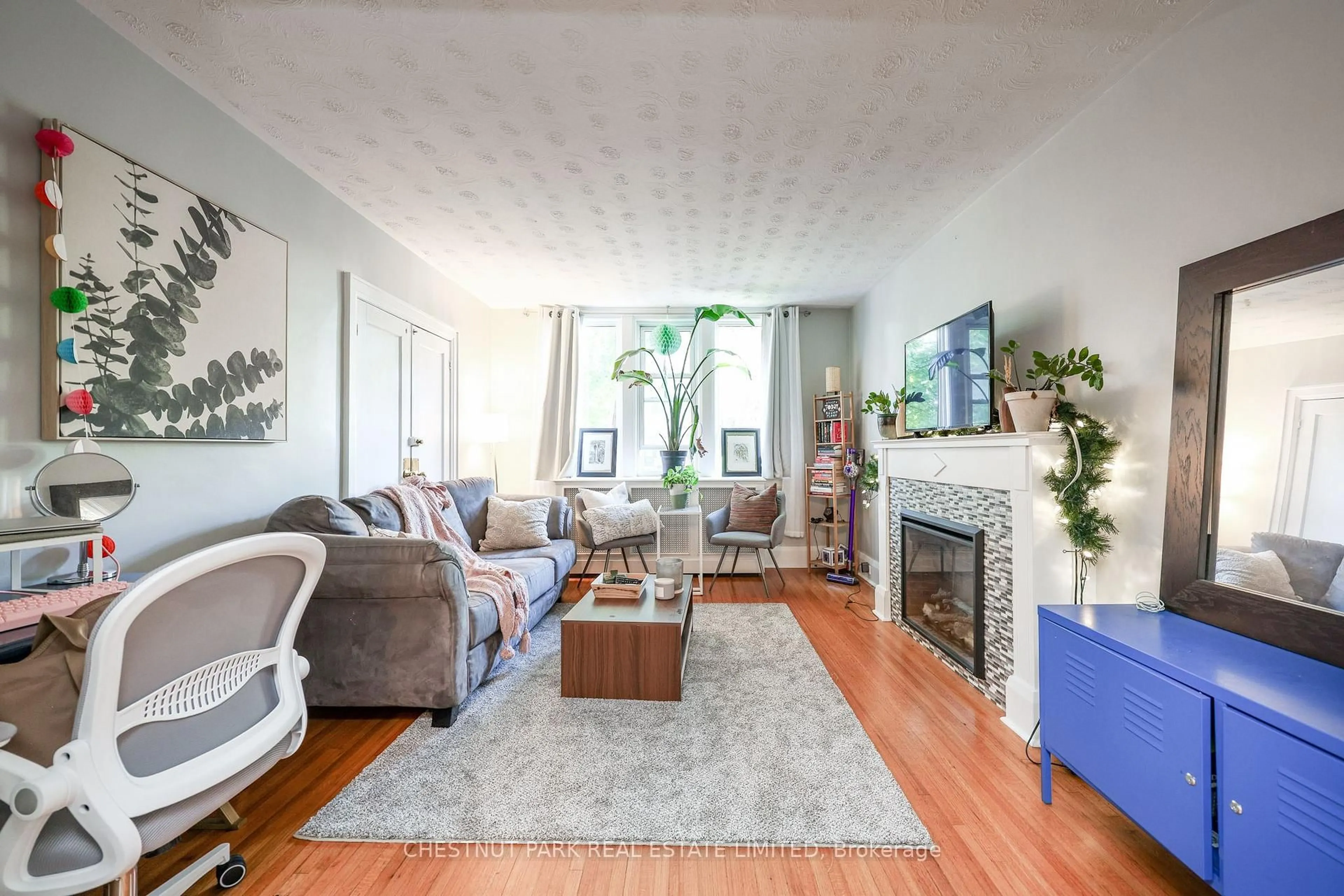 Living room with furniture, unknown for 191 Castlefield Ave, Toronto Ontario M4R 1G6