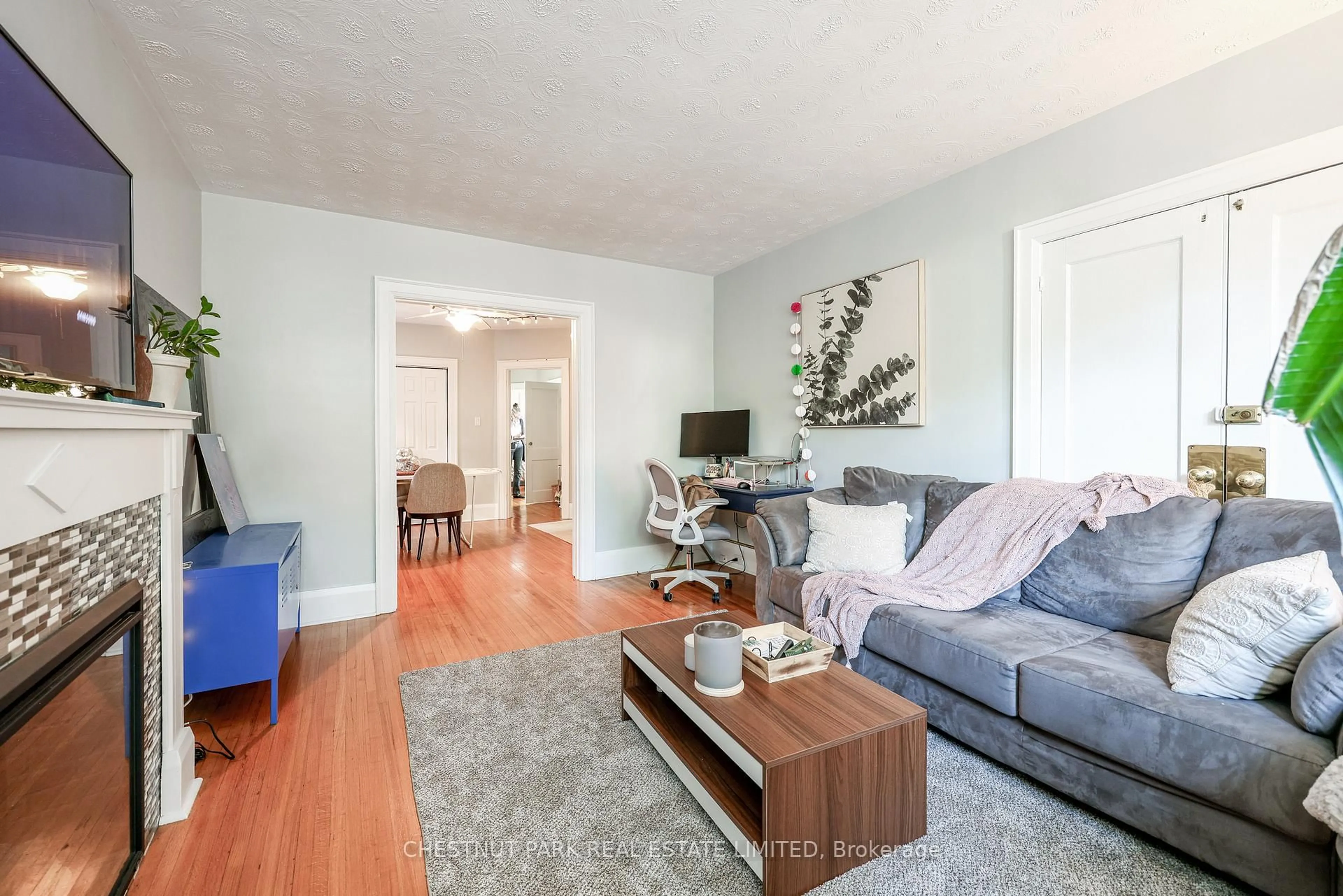 Living room with furniture, unknown for 191 Castlefield Ave, Toronto Ontario M4R 1G6
