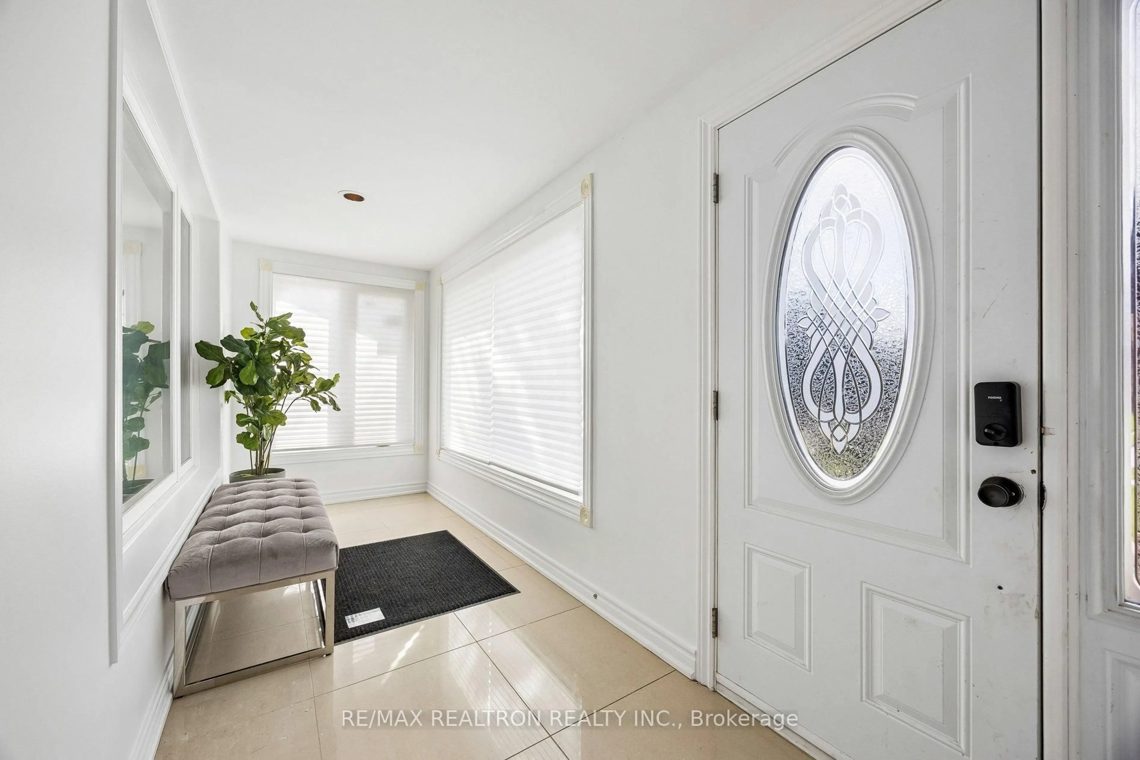 Indoor entryway for 22 Denlow Blvd, Toronto Ontario M3B 1P4