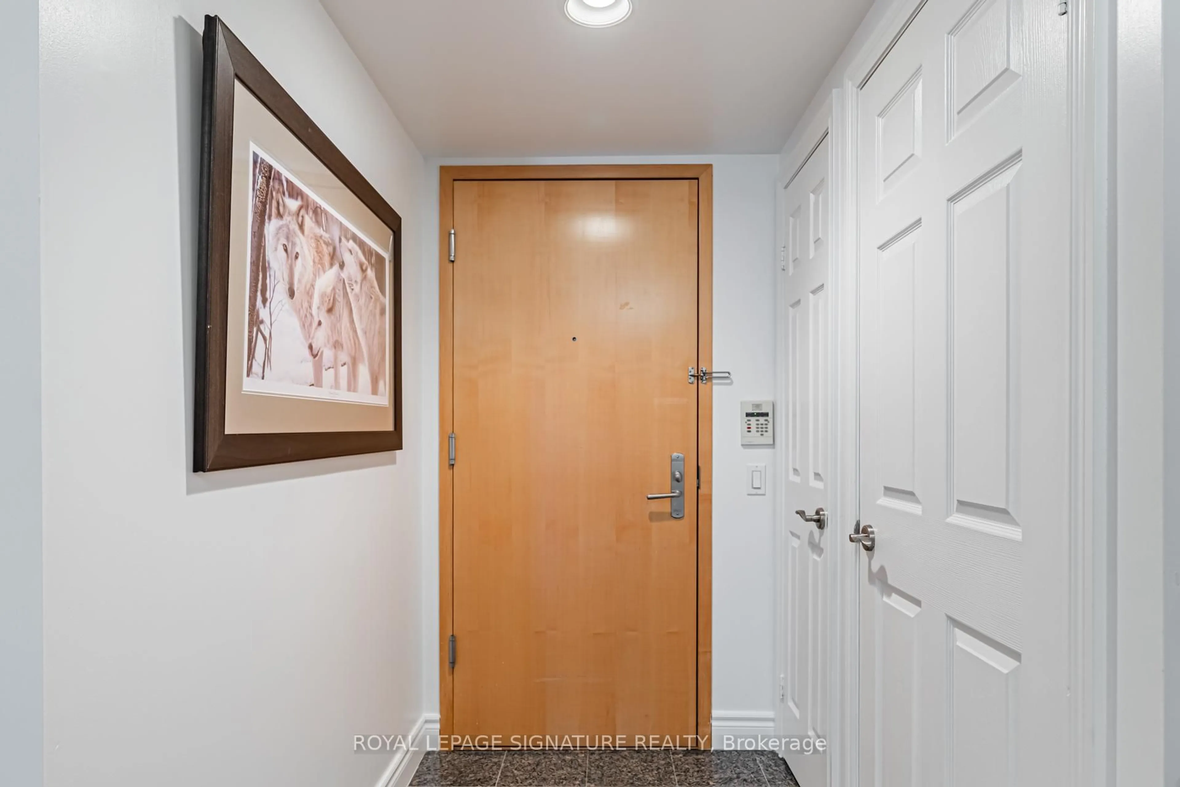 Indoor entryway for 123 Eglinton Ave #813, Toronto Ontario M4P 1J2