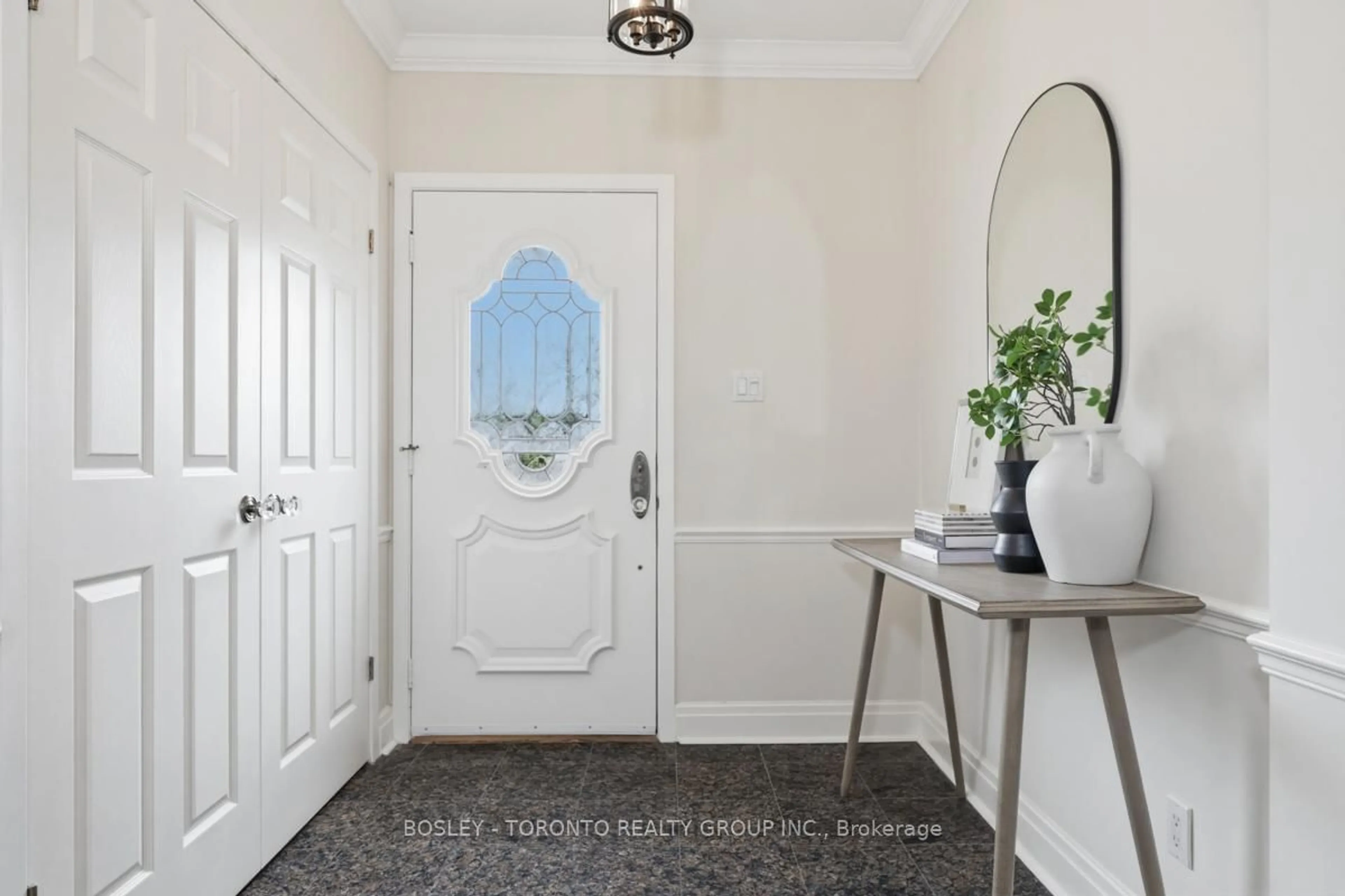 Indoor entryway for 31 Caribou Rd, Toronto Ontario M5N 2A4