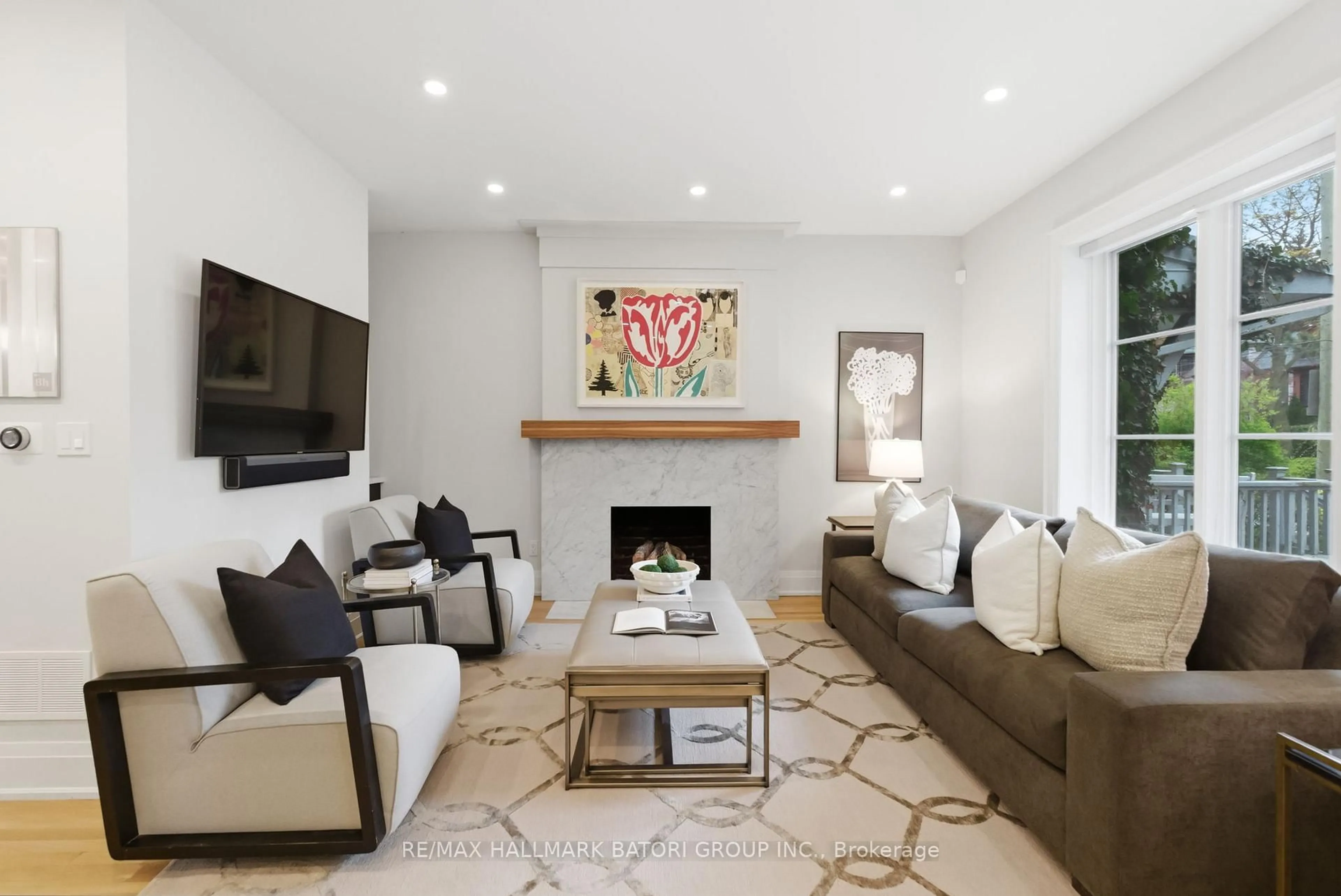 Living room with furniture, unknown for 135 Cottingham St, Toronto Ontario M4V 1B9