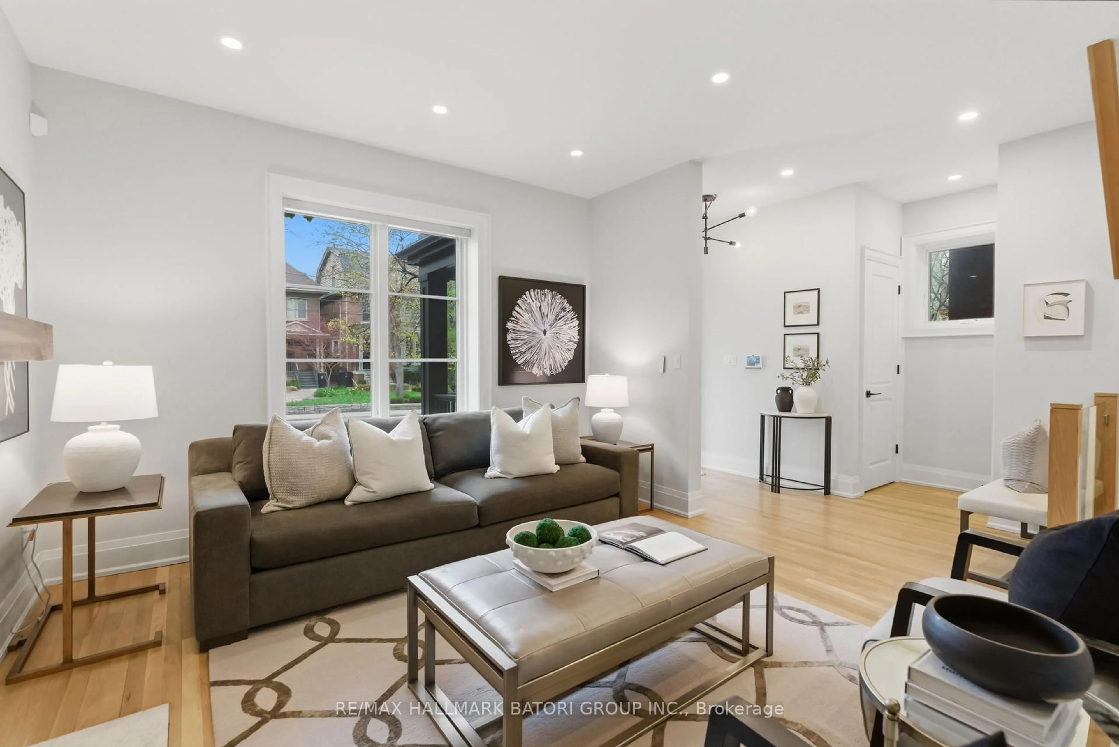 Living room with furniture, unknown for 135 Cottingham St, Toronto Ontario M4V 1B9