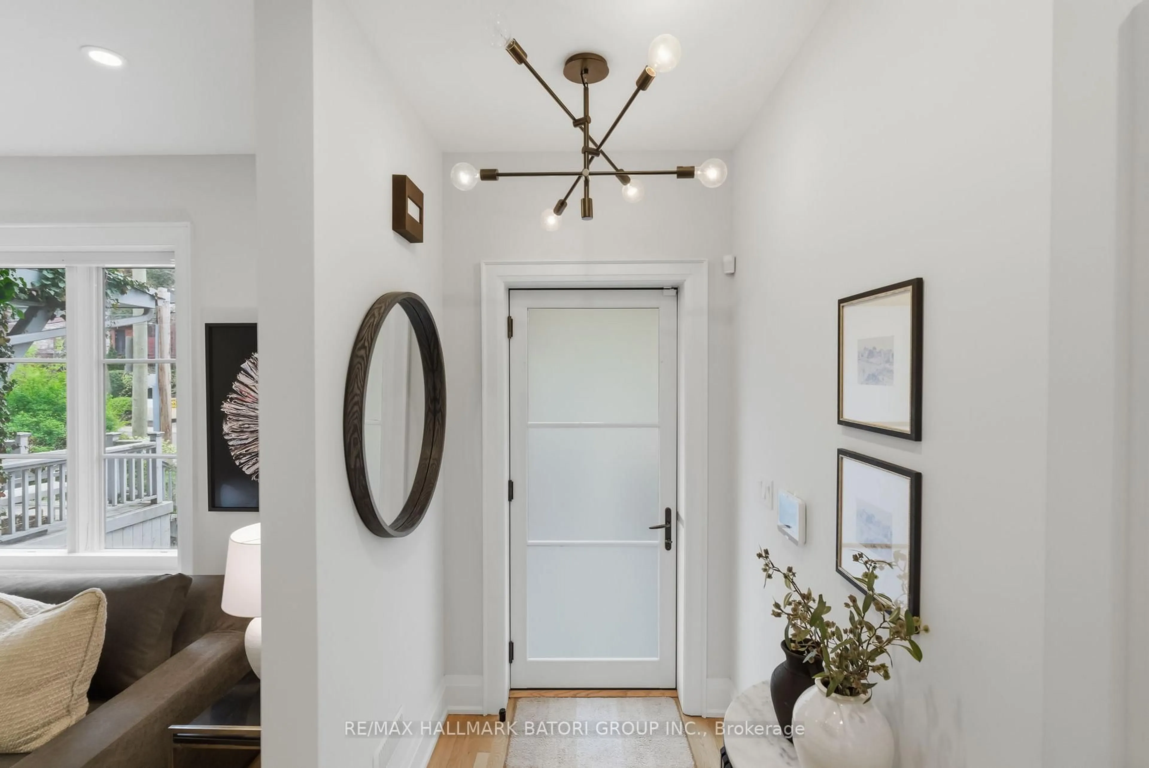 Indoor entryway for 135 Cottingham St, Toronto Ontario M4V 1B9